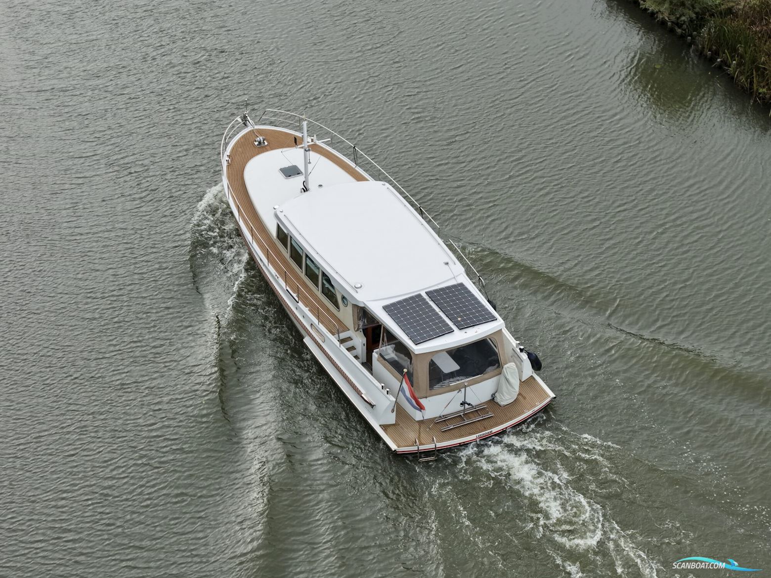 Serious Yachts Gently Low Bridge 45 Sedan