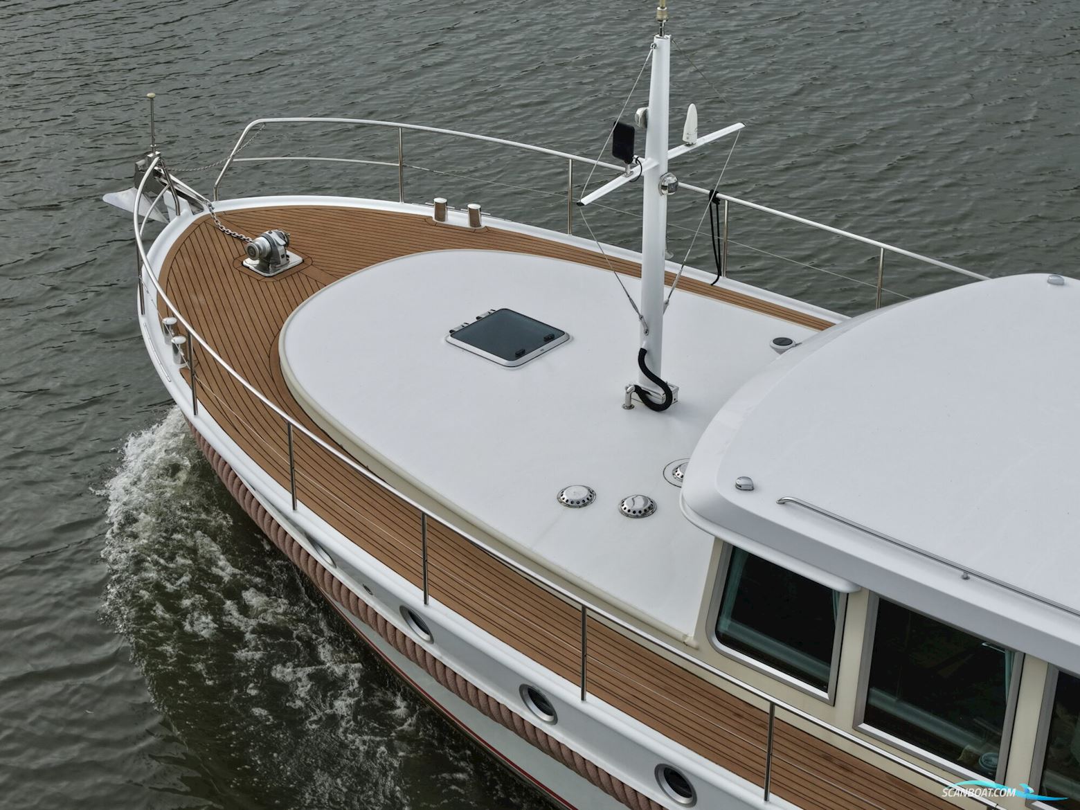 Serious Yachts Gently Low Bridge 45 Sedan