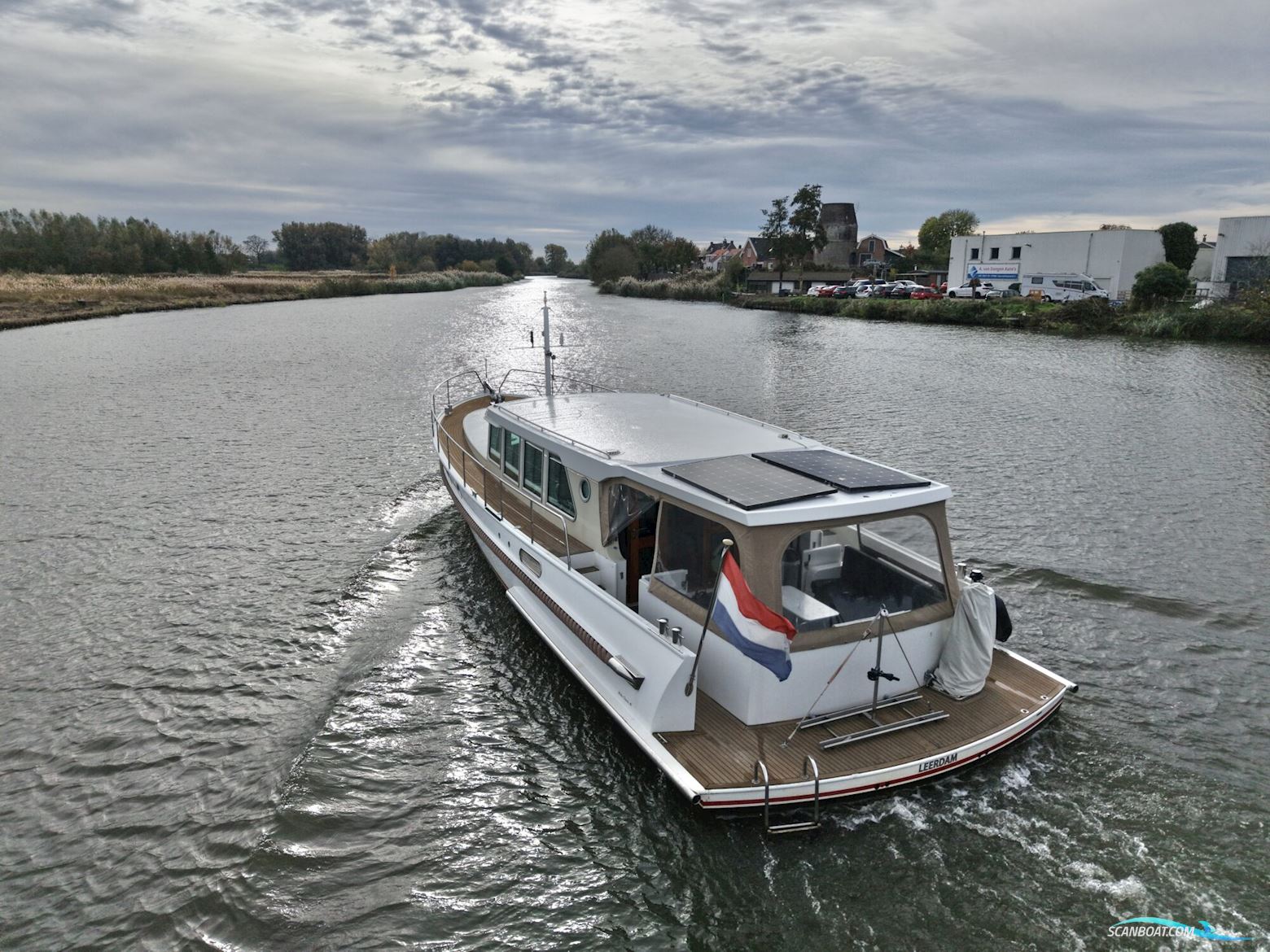 Serious Yachts Gently Low Bridge 45 Sedan