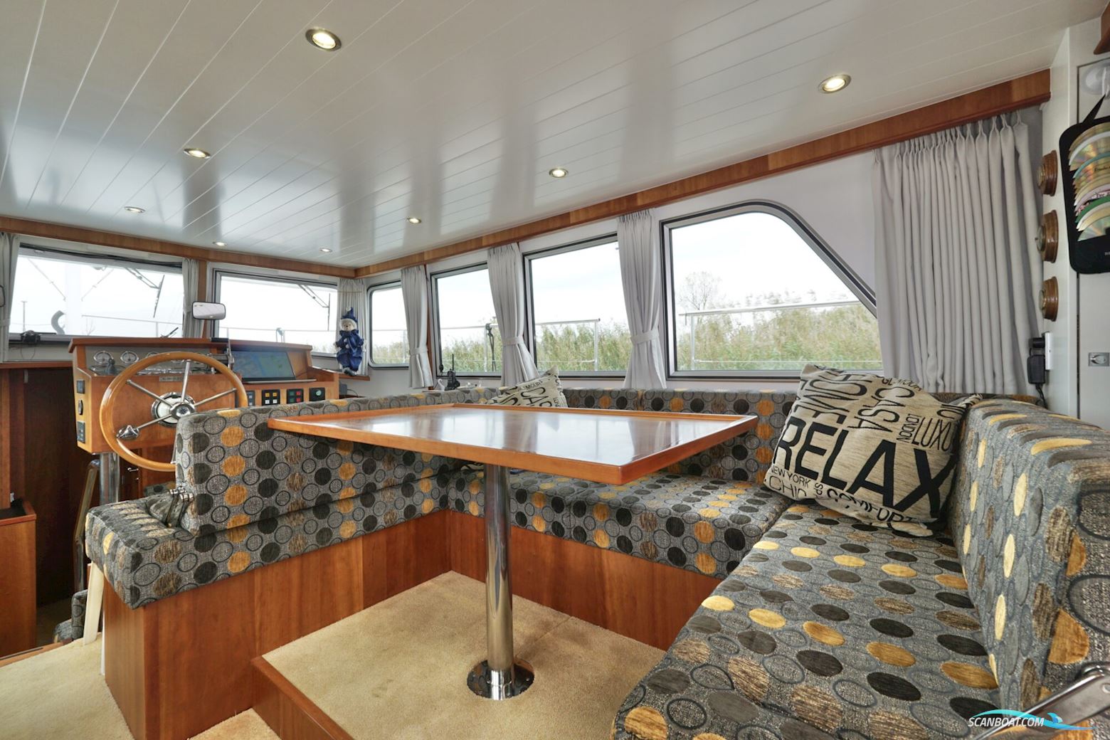Serious Yachts Gently Low Bridge 45 Sedan