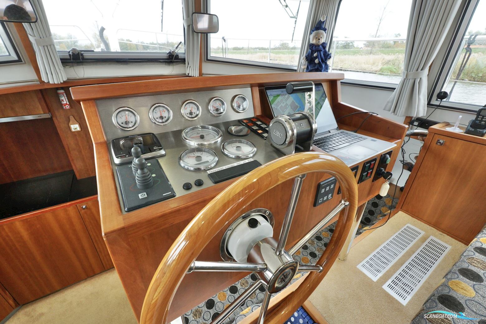 Serious Yachts Gently Low Bridge 45 Sedan