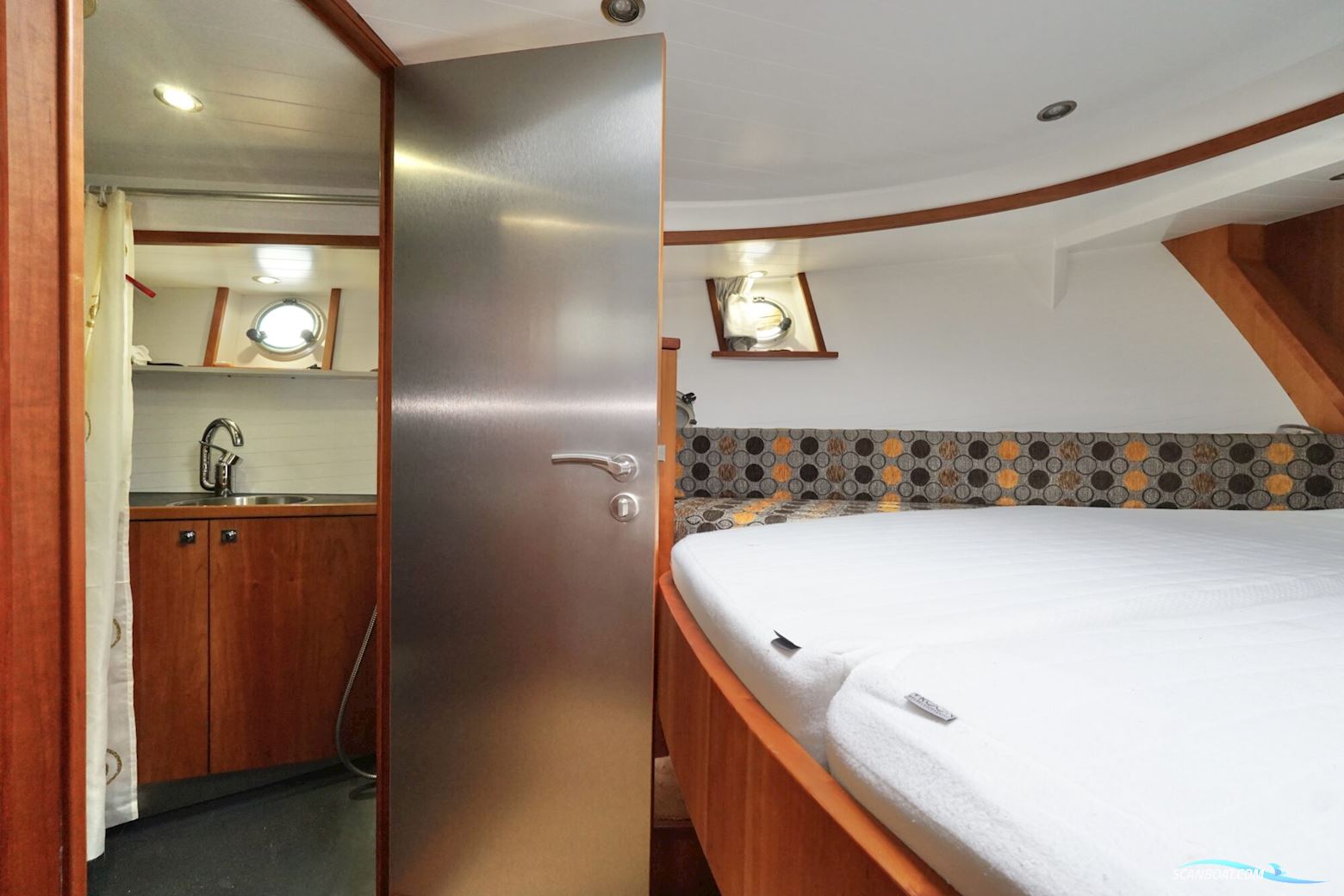 Serious Yachts Gently Low Bridge 45 Sedan