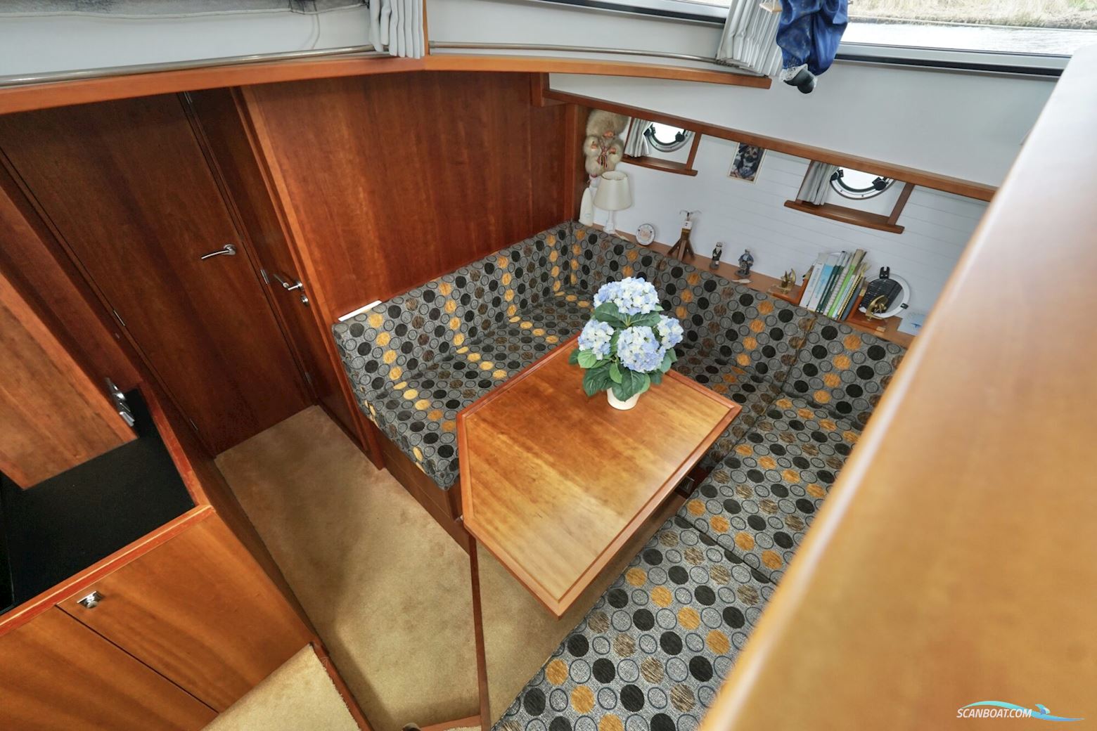 Serious Yachts Gently Low Bridge 45 Sedan