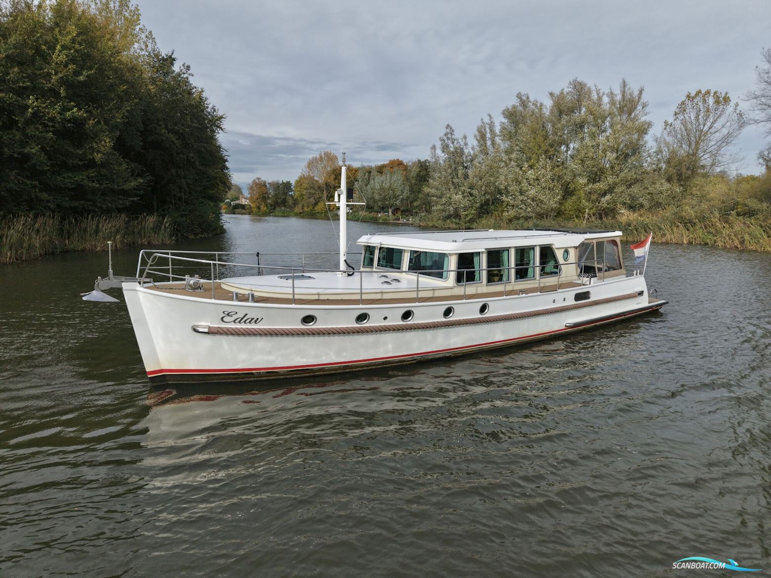 Serious Yachts Gently Low Bridge 45 Sedan