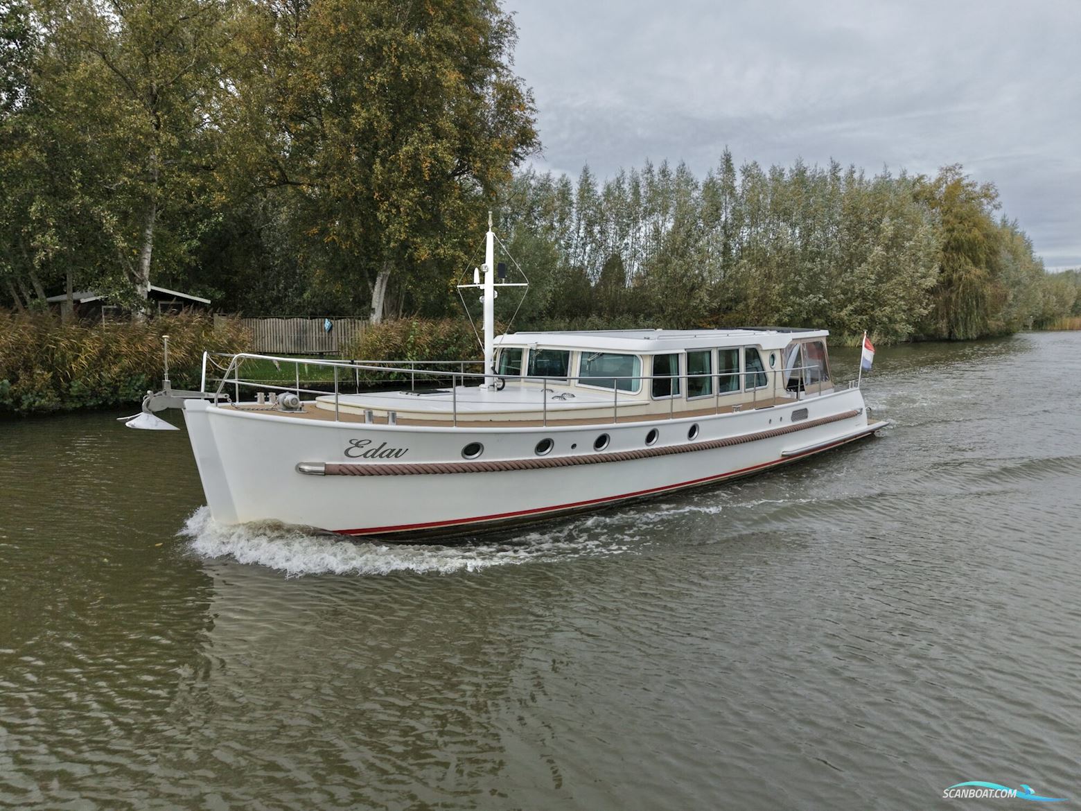 Serious Yachts Gently Low Bridge 45 Sedan