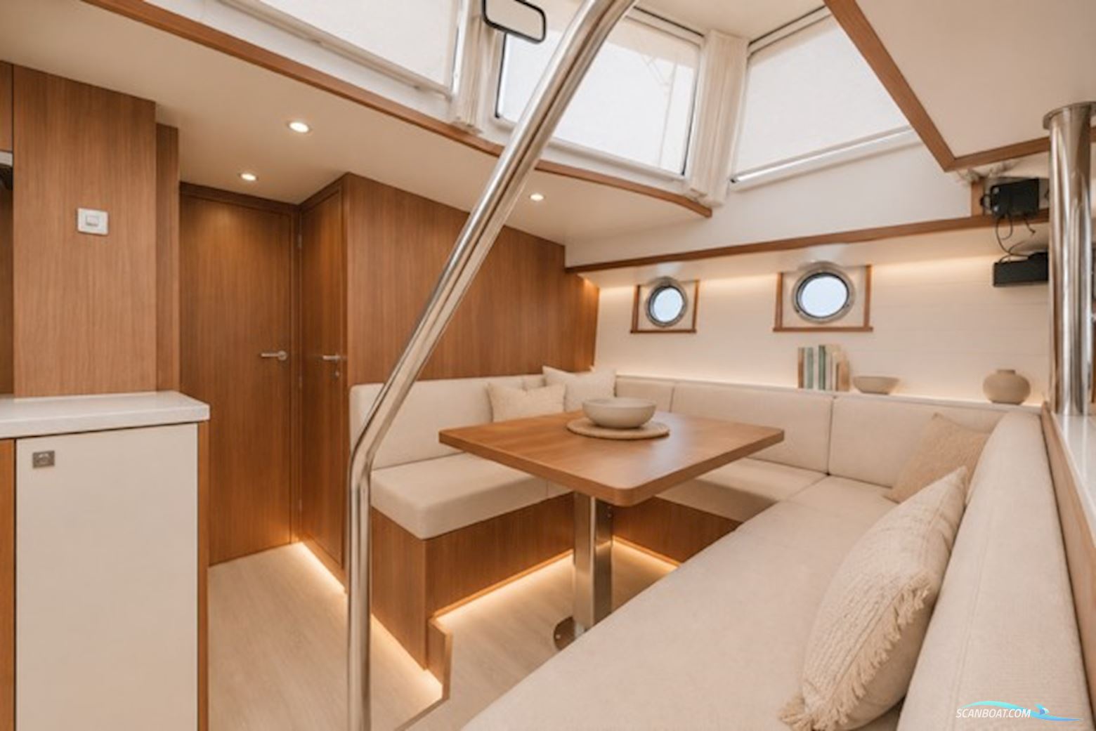 Serious Yachts Gently Low Bridge 45 Sedan