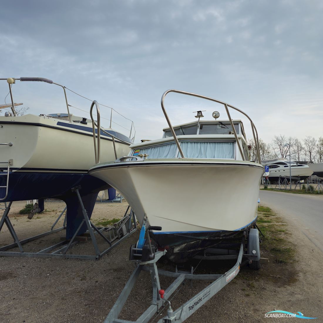 SOLGT - Coronet De Luxe 24 Cabin, Special Kun nu i April Nyere Mercury Motor