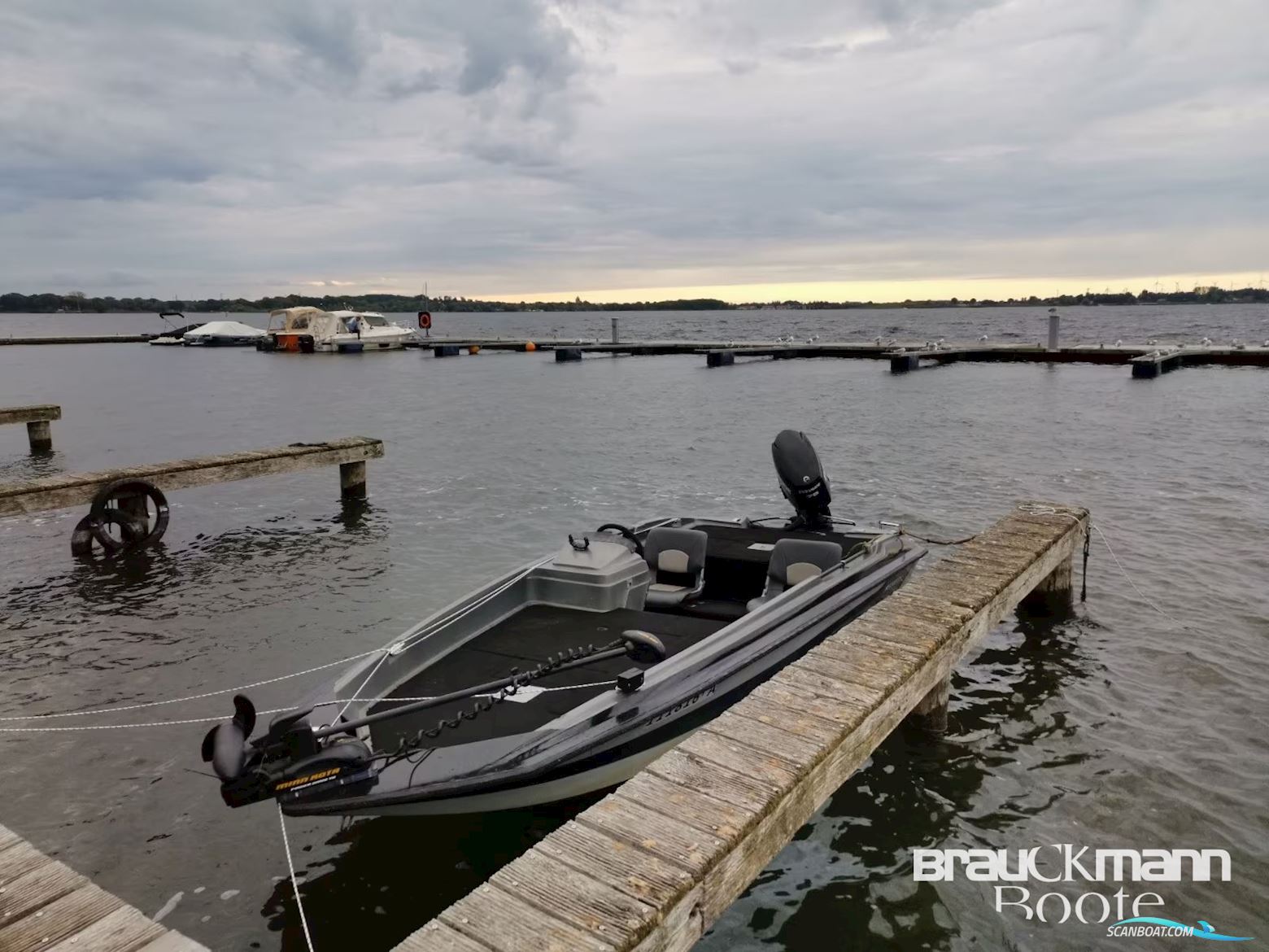 Stratos Boats 355 V