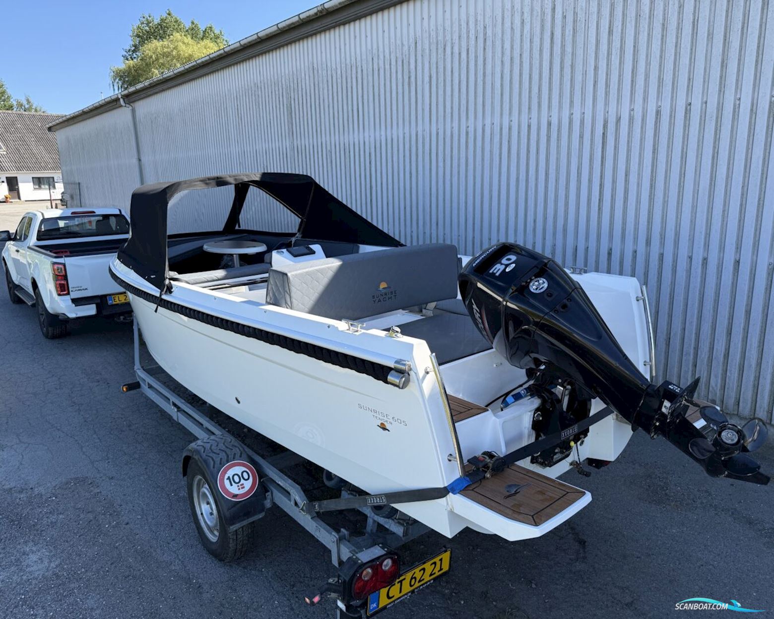 Sunrise 605 Tender