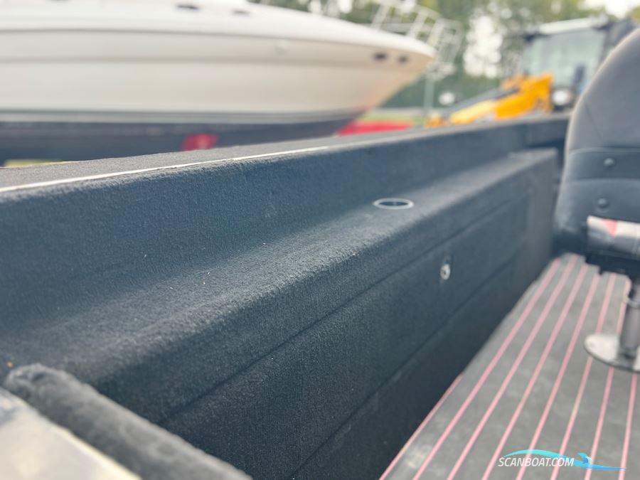 Tracker Magna 17