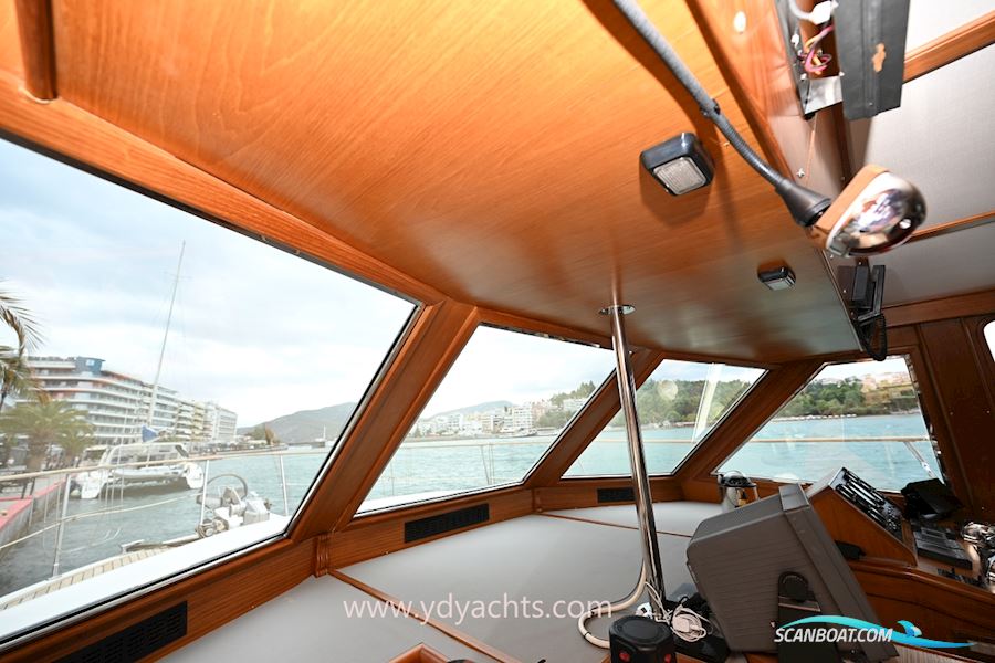 Trader 44 Sundeck