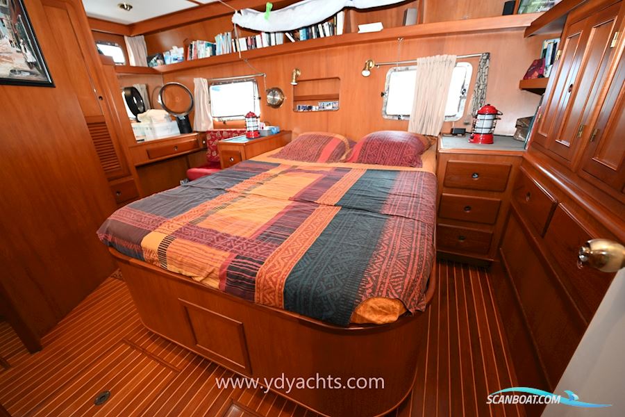 Trader 44 Sundeck