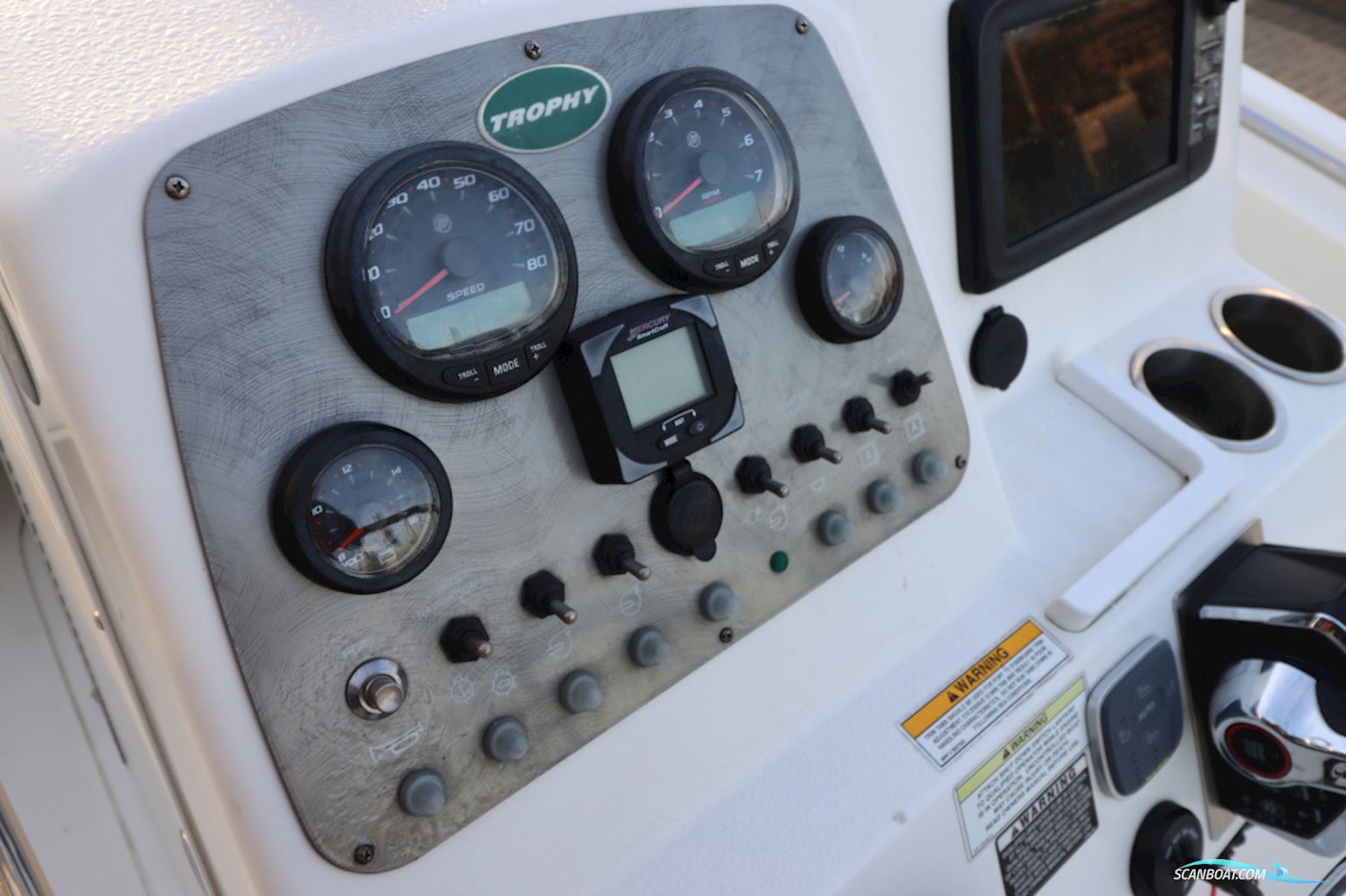 Trophy 2203 Center Console