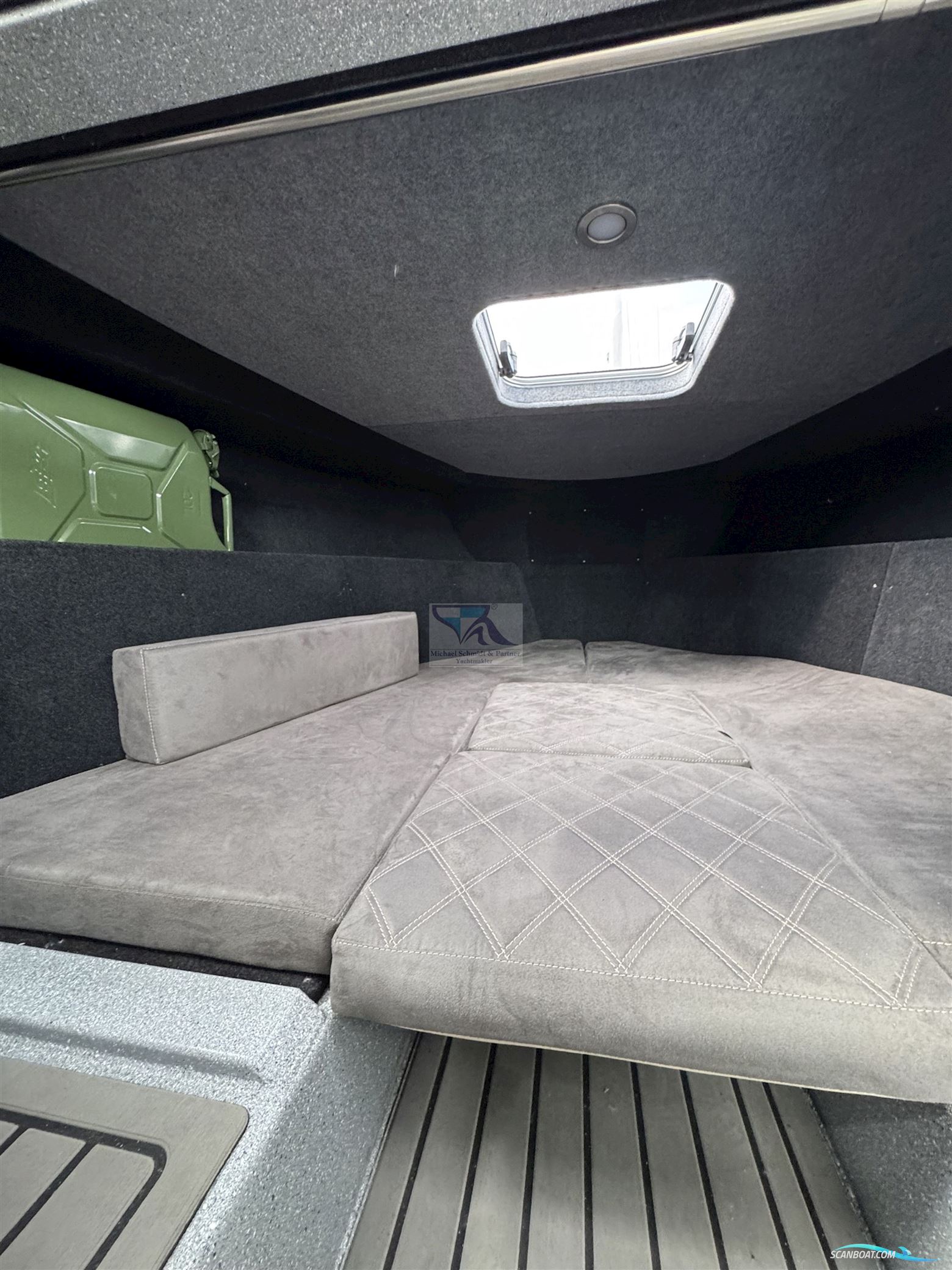 V-Boats Voyager 700 Cabin