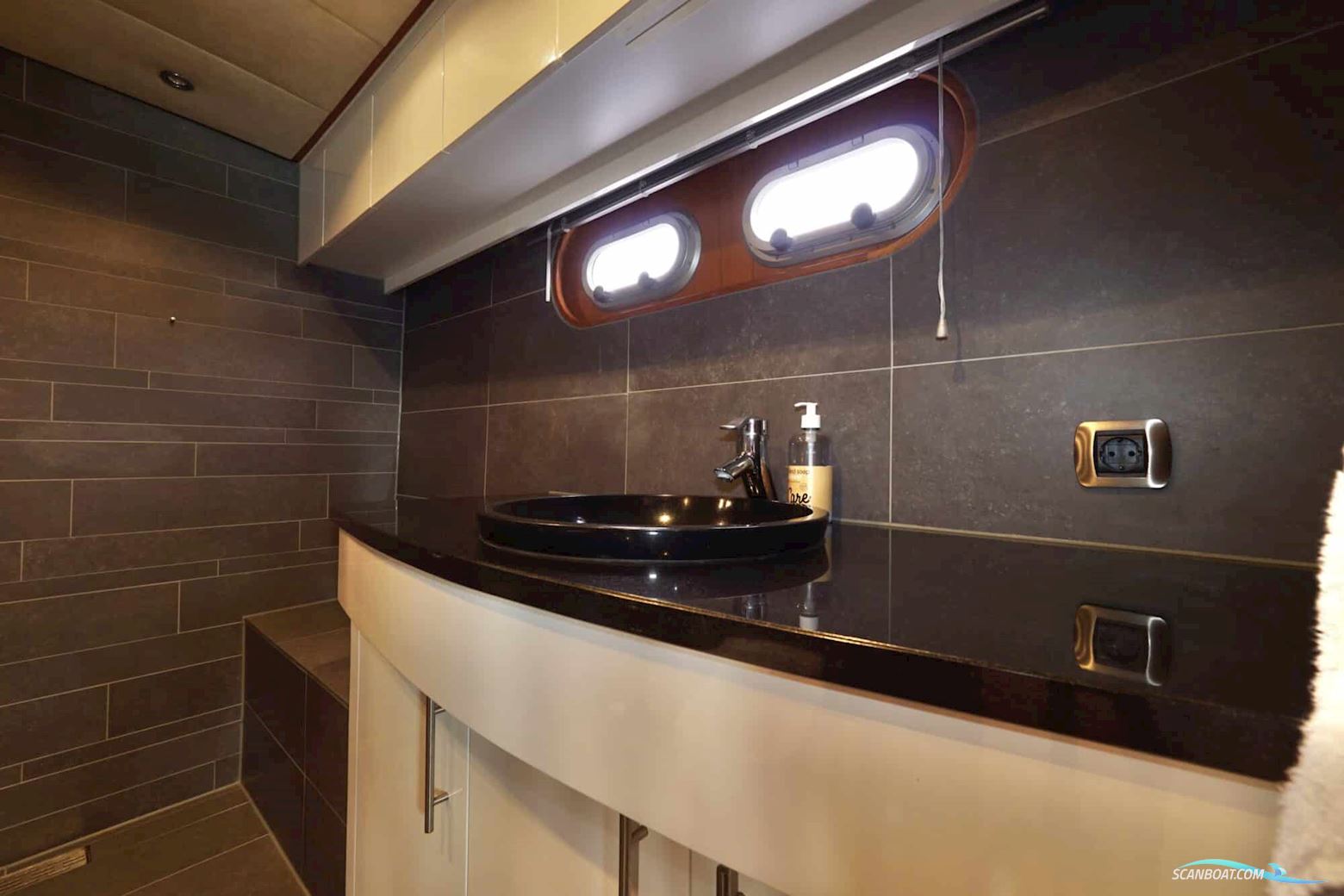 Van den Hoven Exclusive 18.00 VS