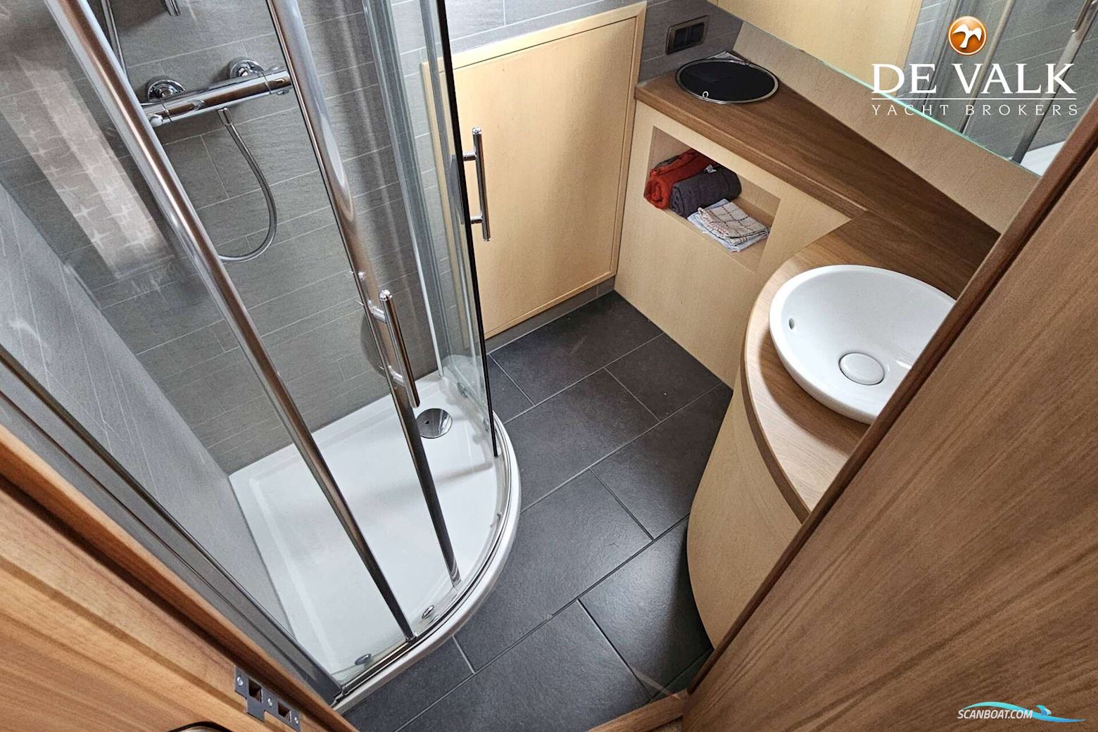 Van Den Hoven Executive 1700