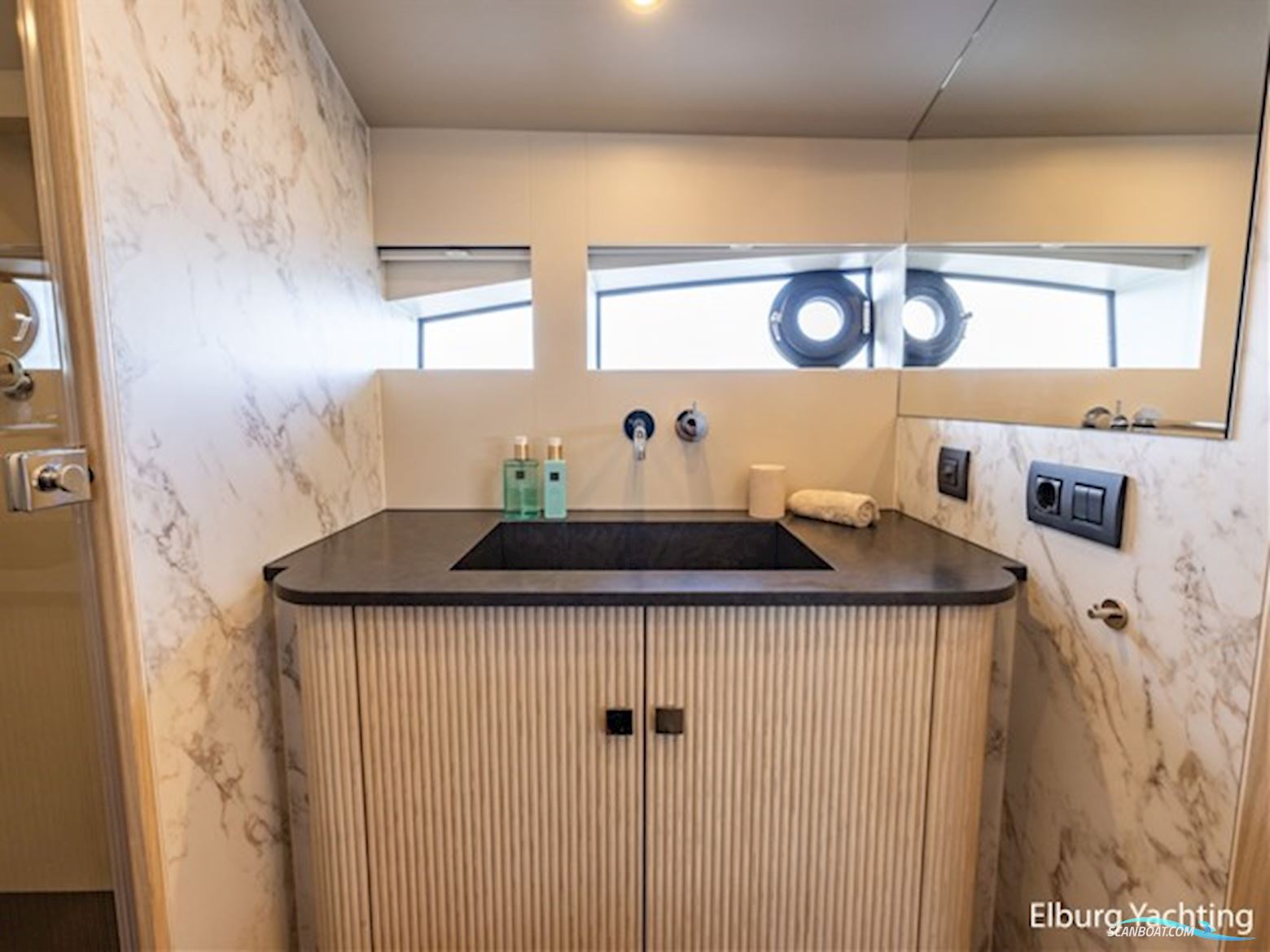 Van Den Hoven Voyager 56