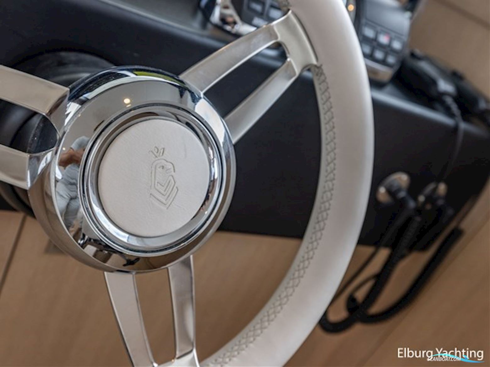 Van der Valk Beachclub 660 - Flybridge 