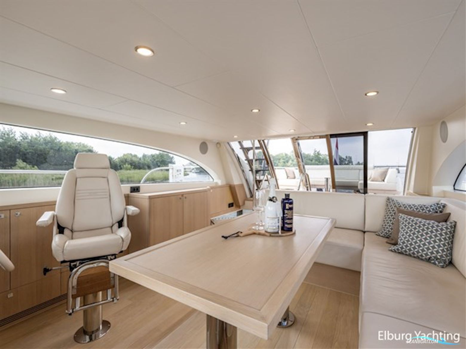 Van der Valk Beachclub 660 - Flybridge 