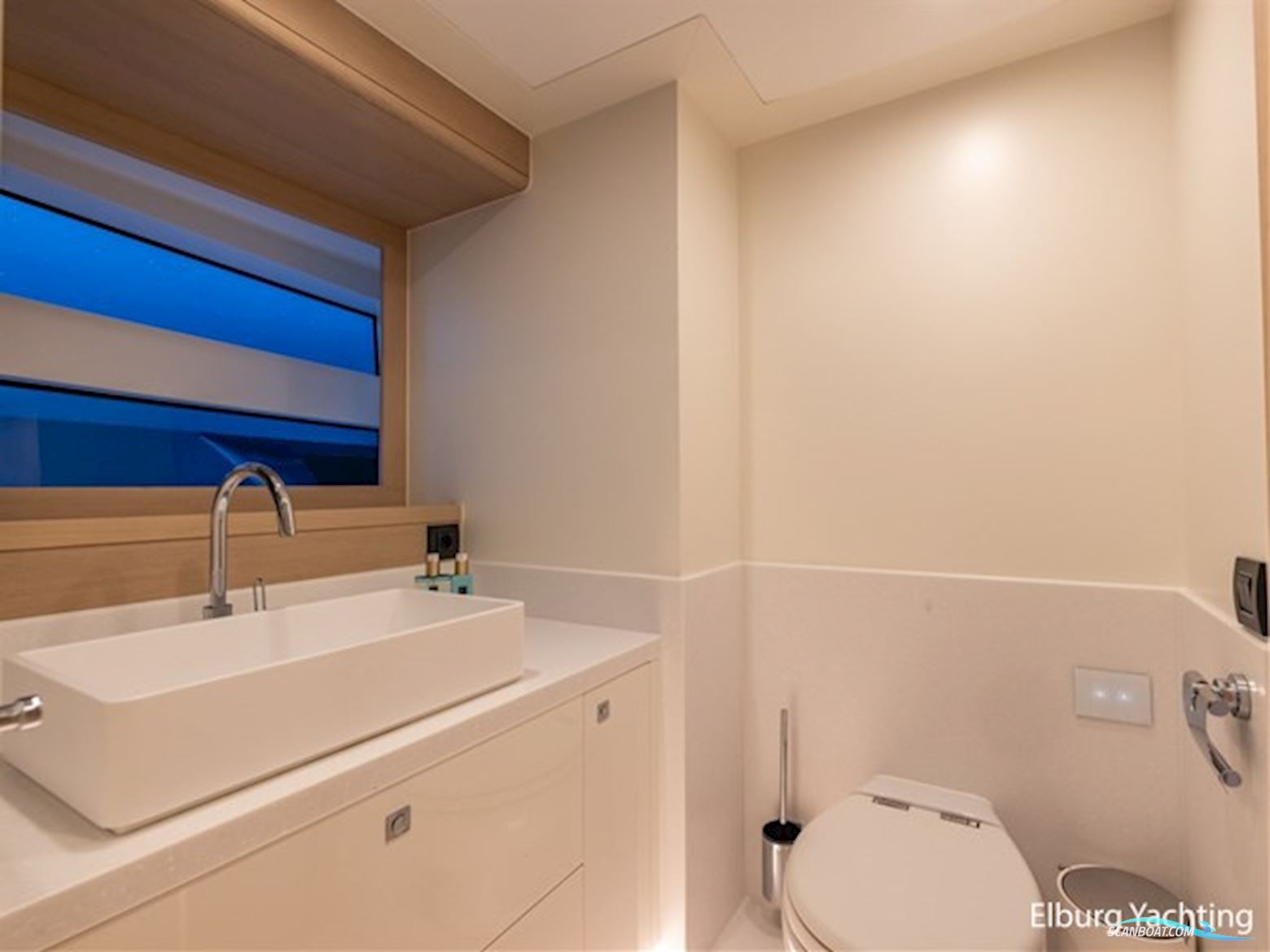 Van der Valk Beachclub 660 - Flybridge 