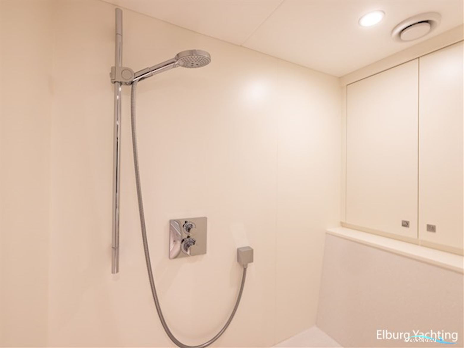 Van der Valk Beachclub 660 - Flybridge 