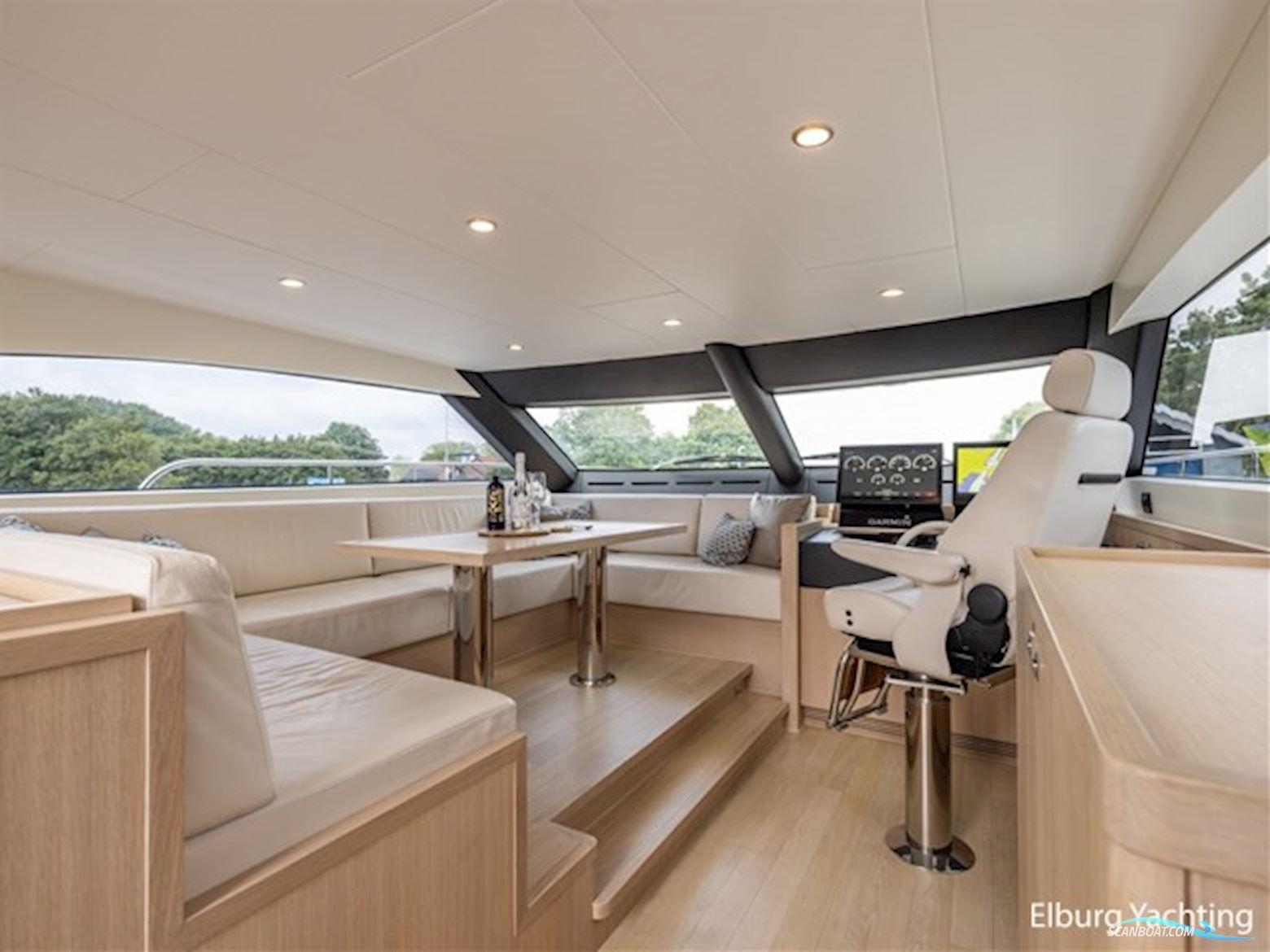 Van der Valk Beachclub 660 - Flybridge 
