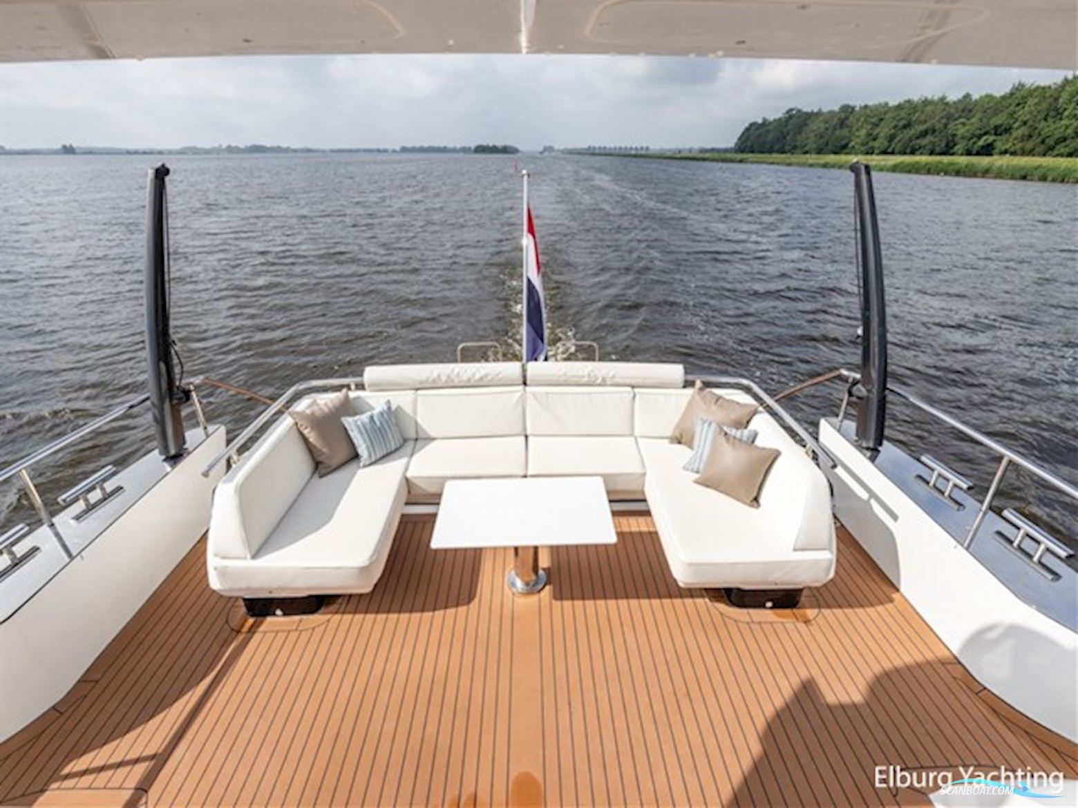 Van der Valk Beachclub 660 - Flybridge 