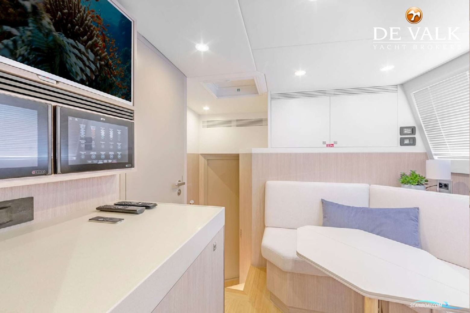 Van Der Valk Raised Pilothouse