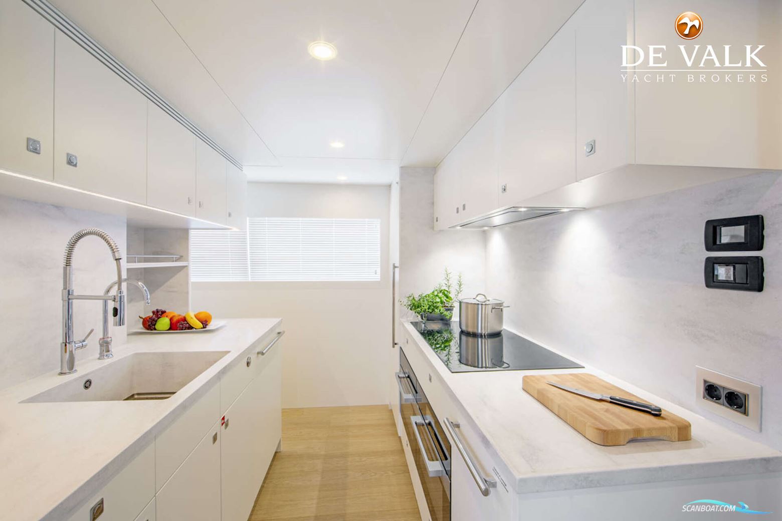 Van Der Valk Raised Pilothouse