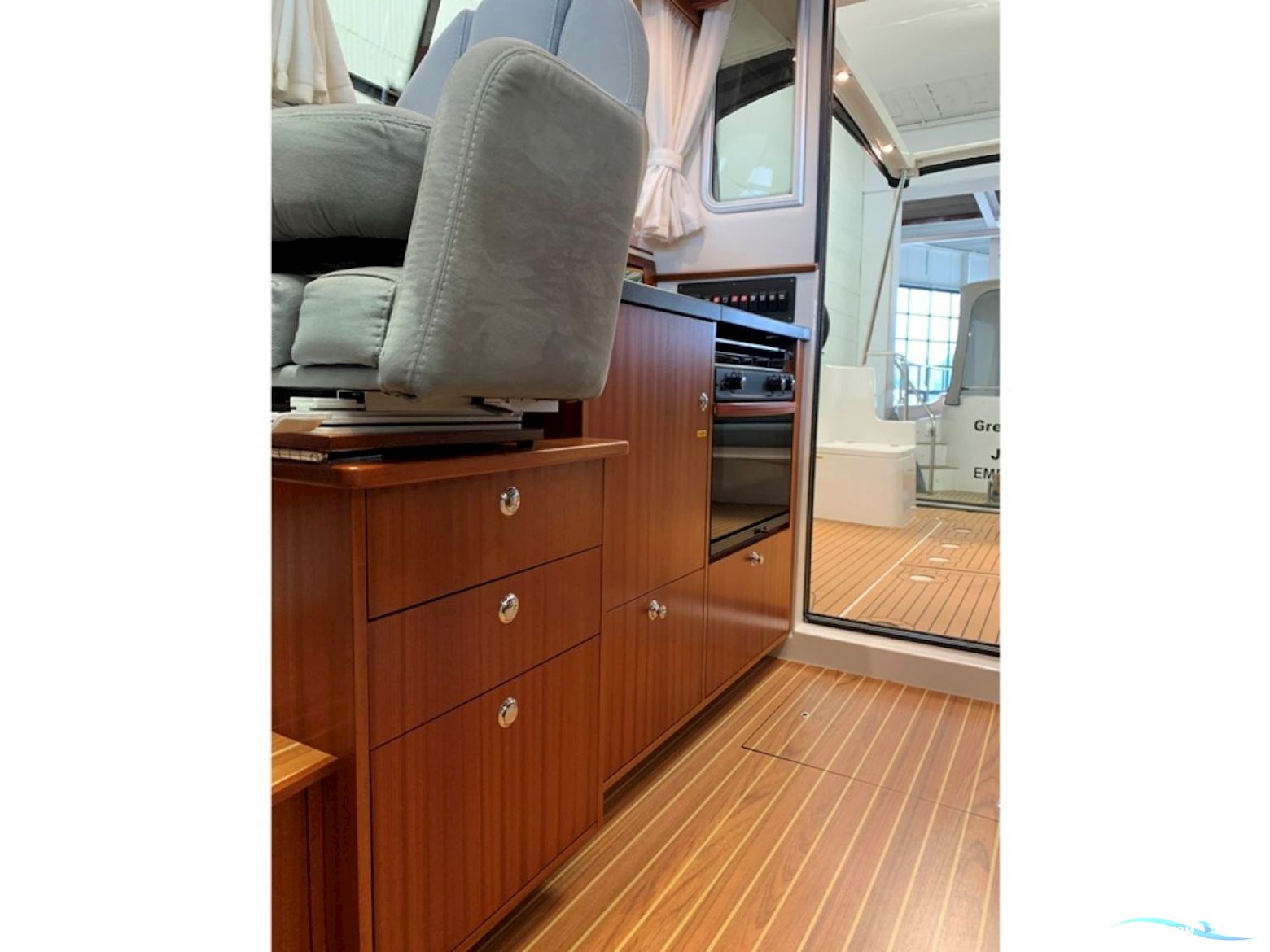 Viknes 930, Diesel V8 370hk