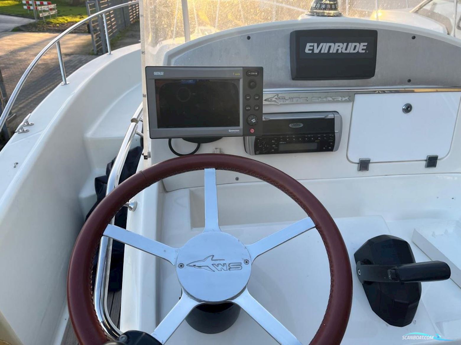 White-Shark 225 Console