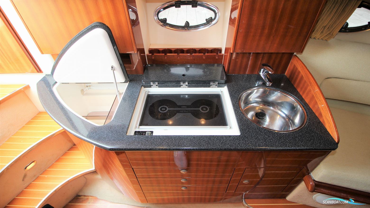 Windy Khamsin 34 Sun Lounge