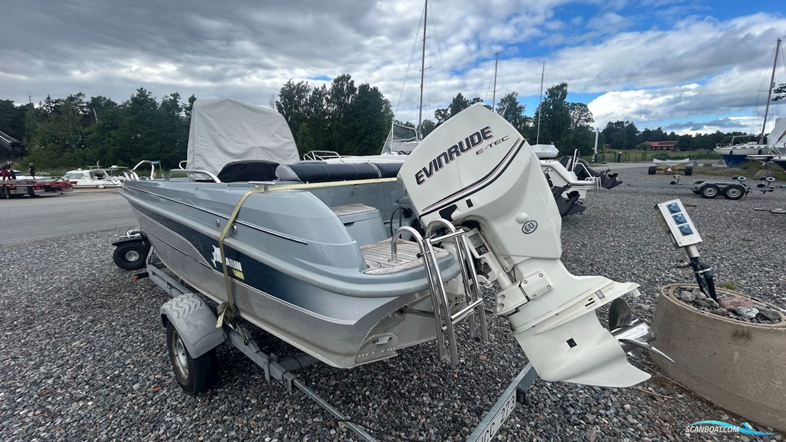 Yamarin Cross 61 Center Console