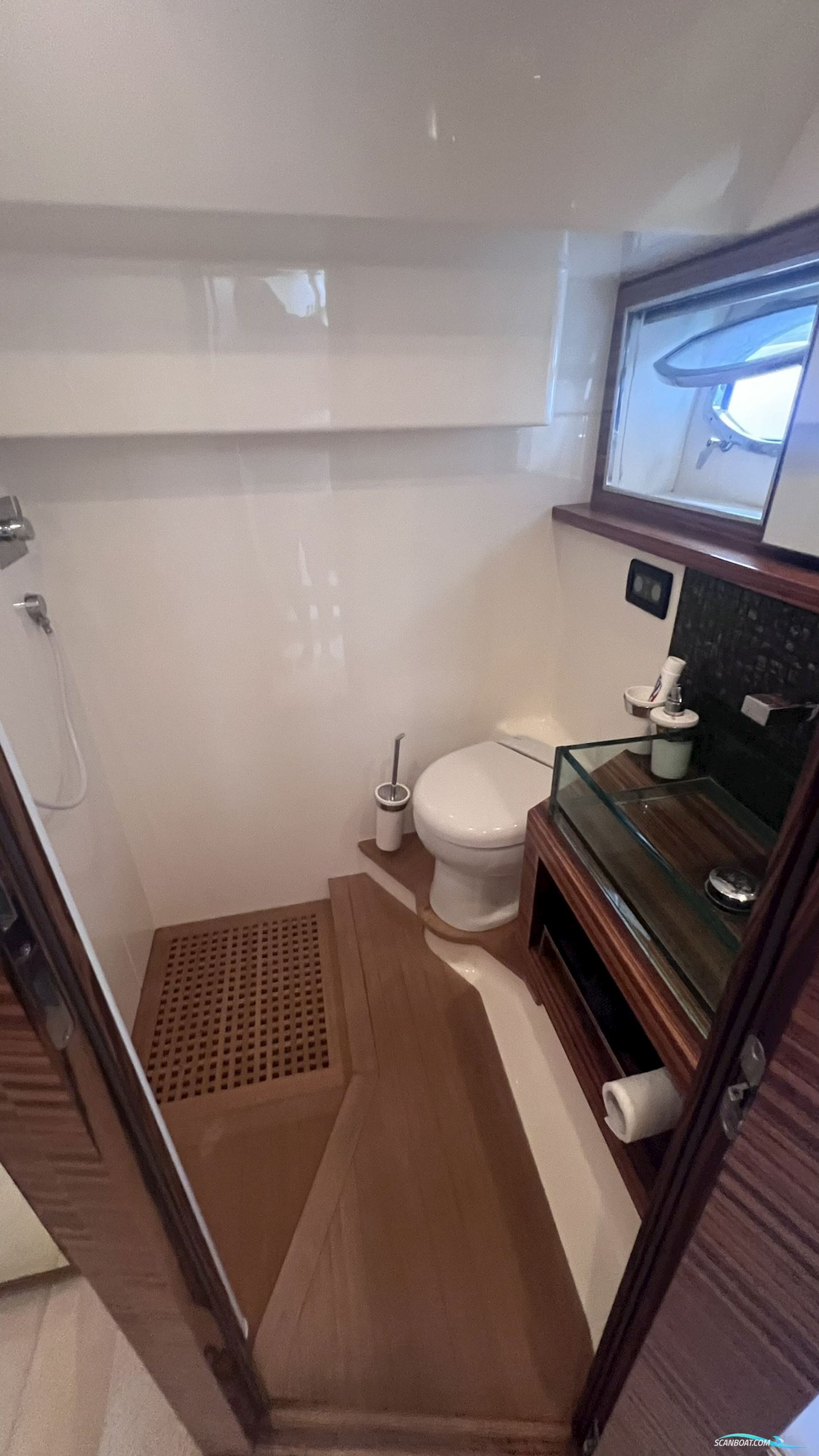 Absolute 52 HT - 2010 - IPS 600