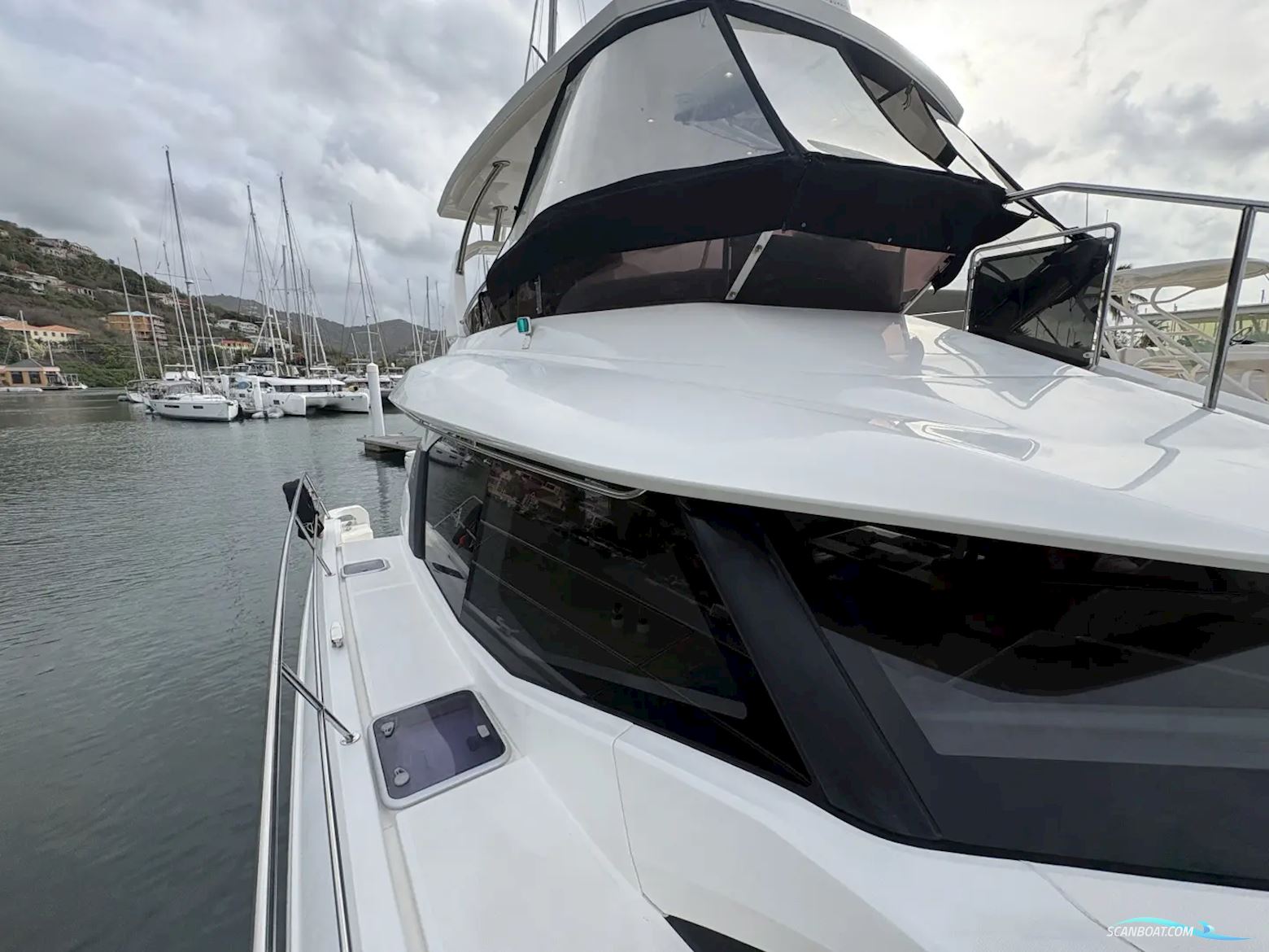 Aquila 44 Yacht