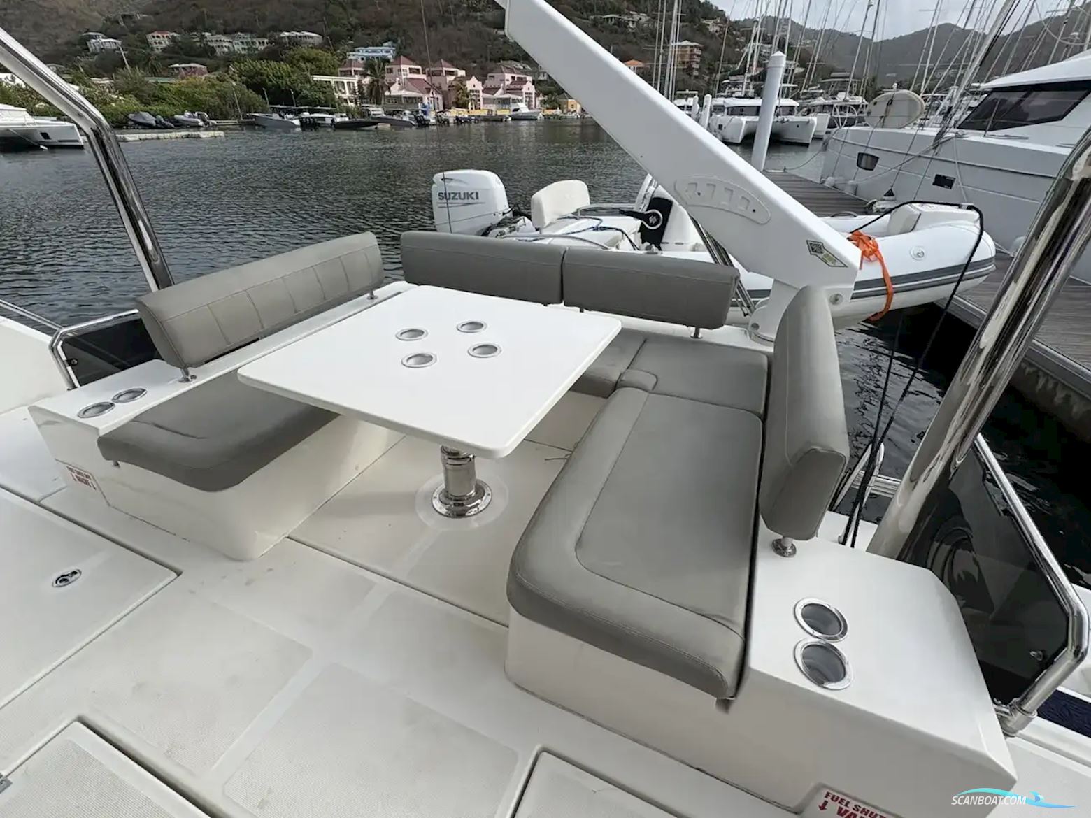Aquila 44 Yacht
