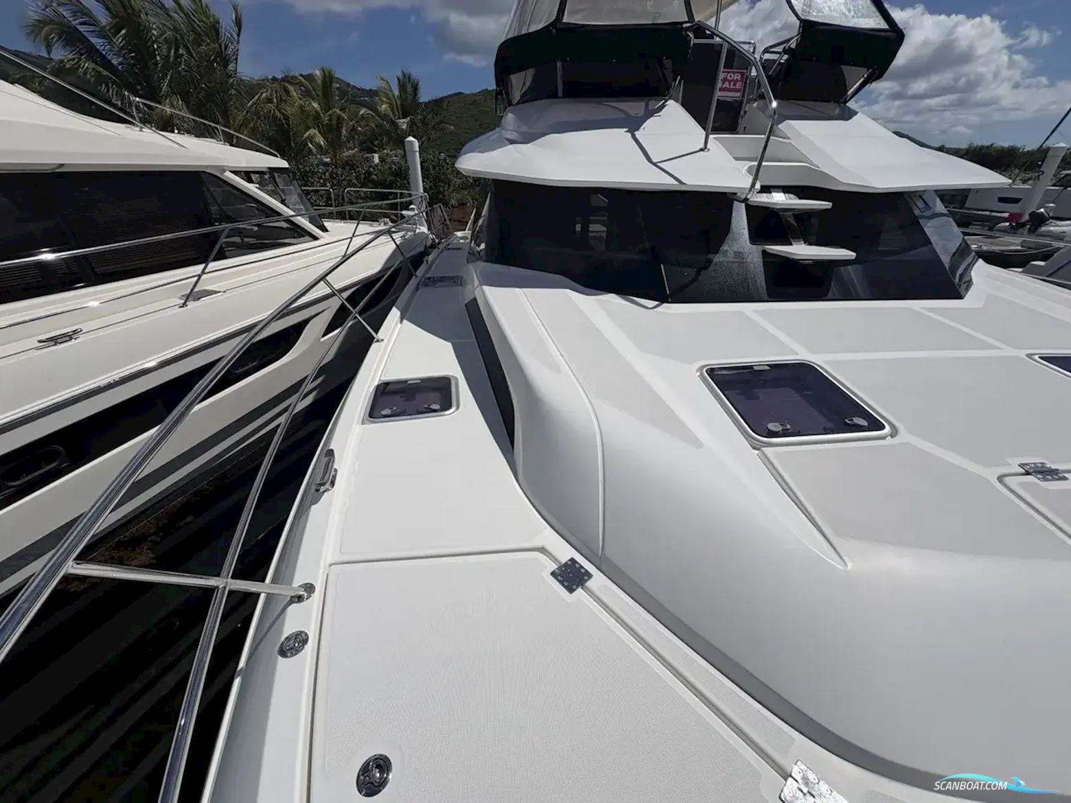 Aquila 44 Yacht