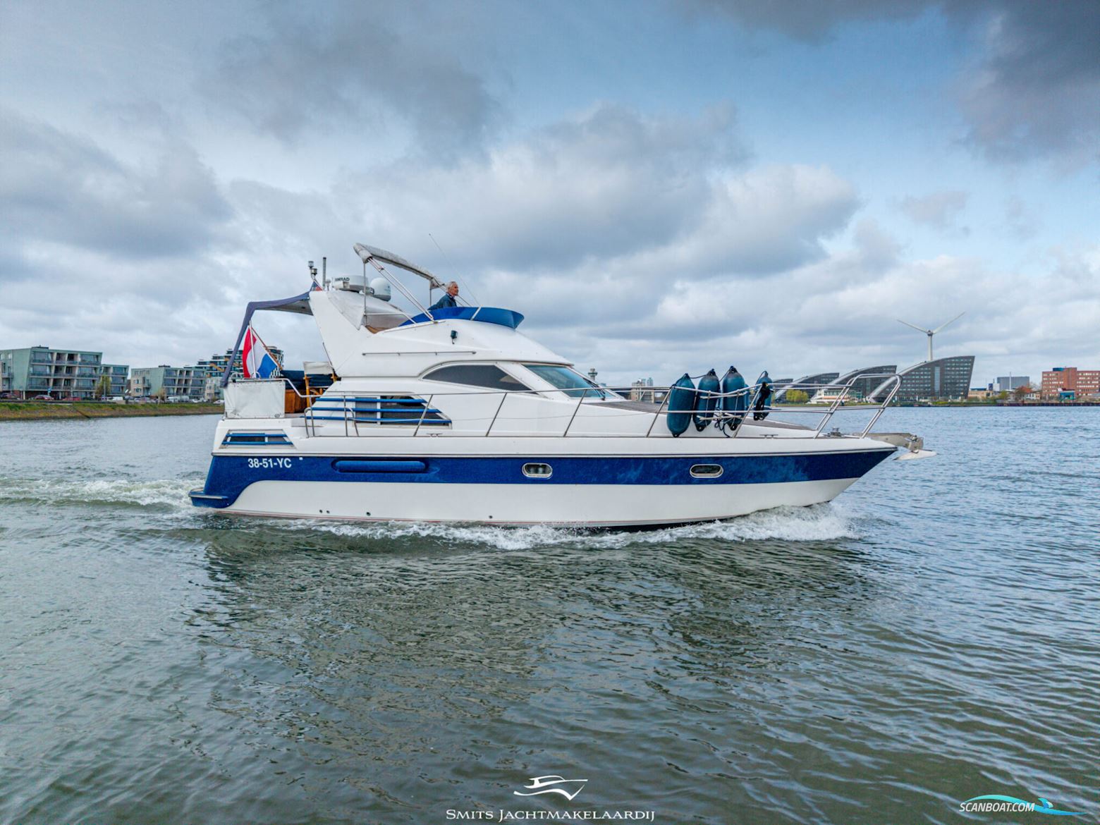 Astor 37 Flybridge