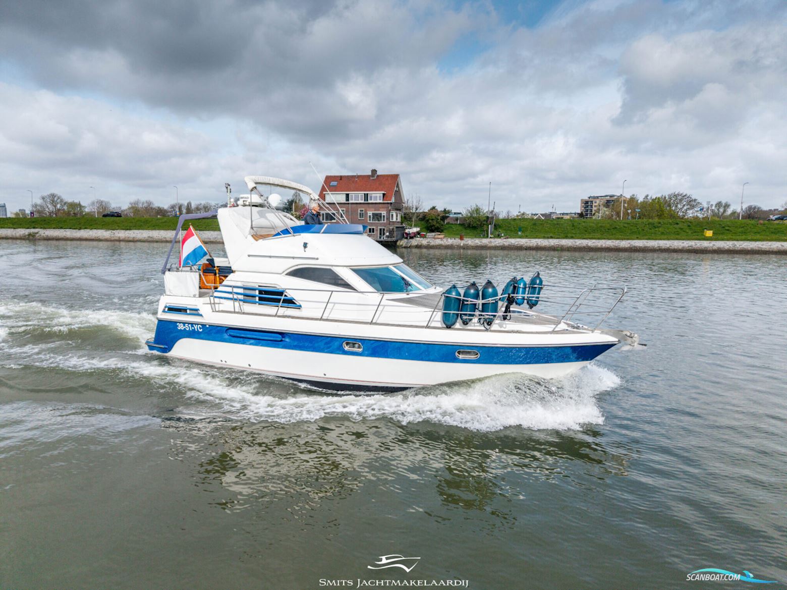 Astor 37 Flybridge