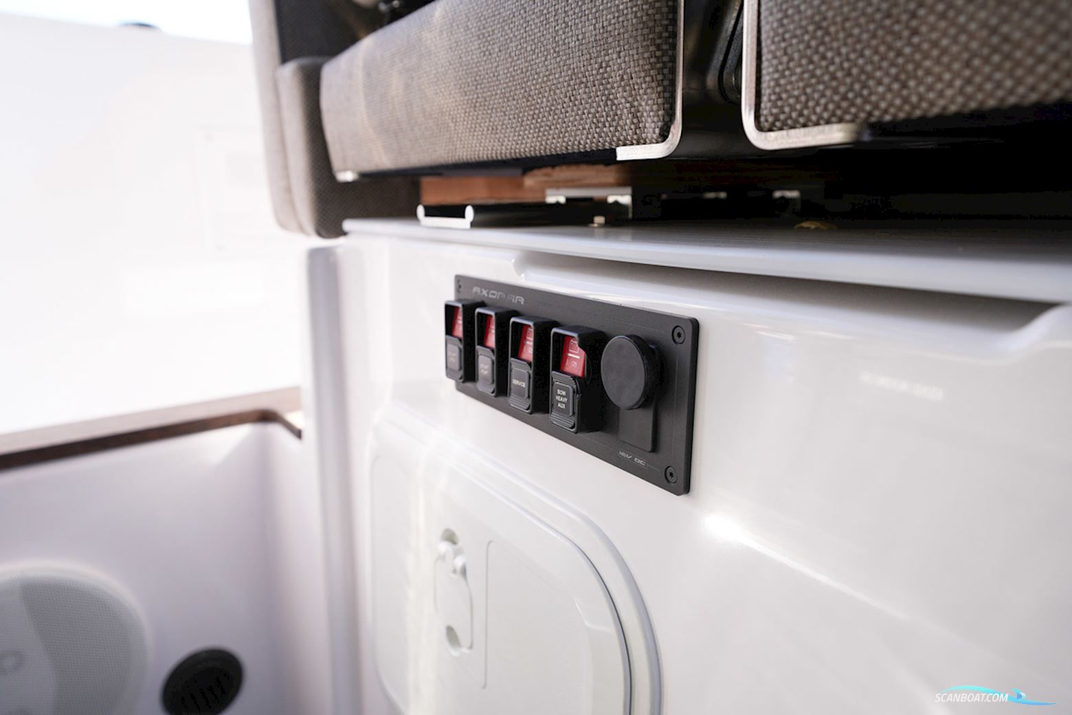 Axopar  37 XC Cross Cabin Mediterrana Edition