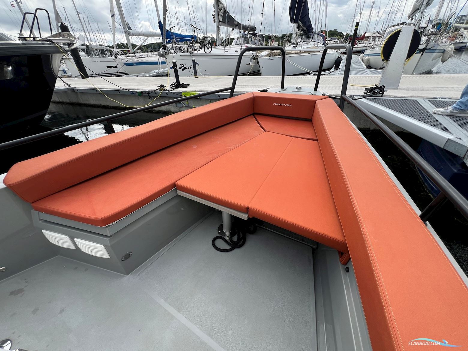 Axopar 28 Cabin R-Version