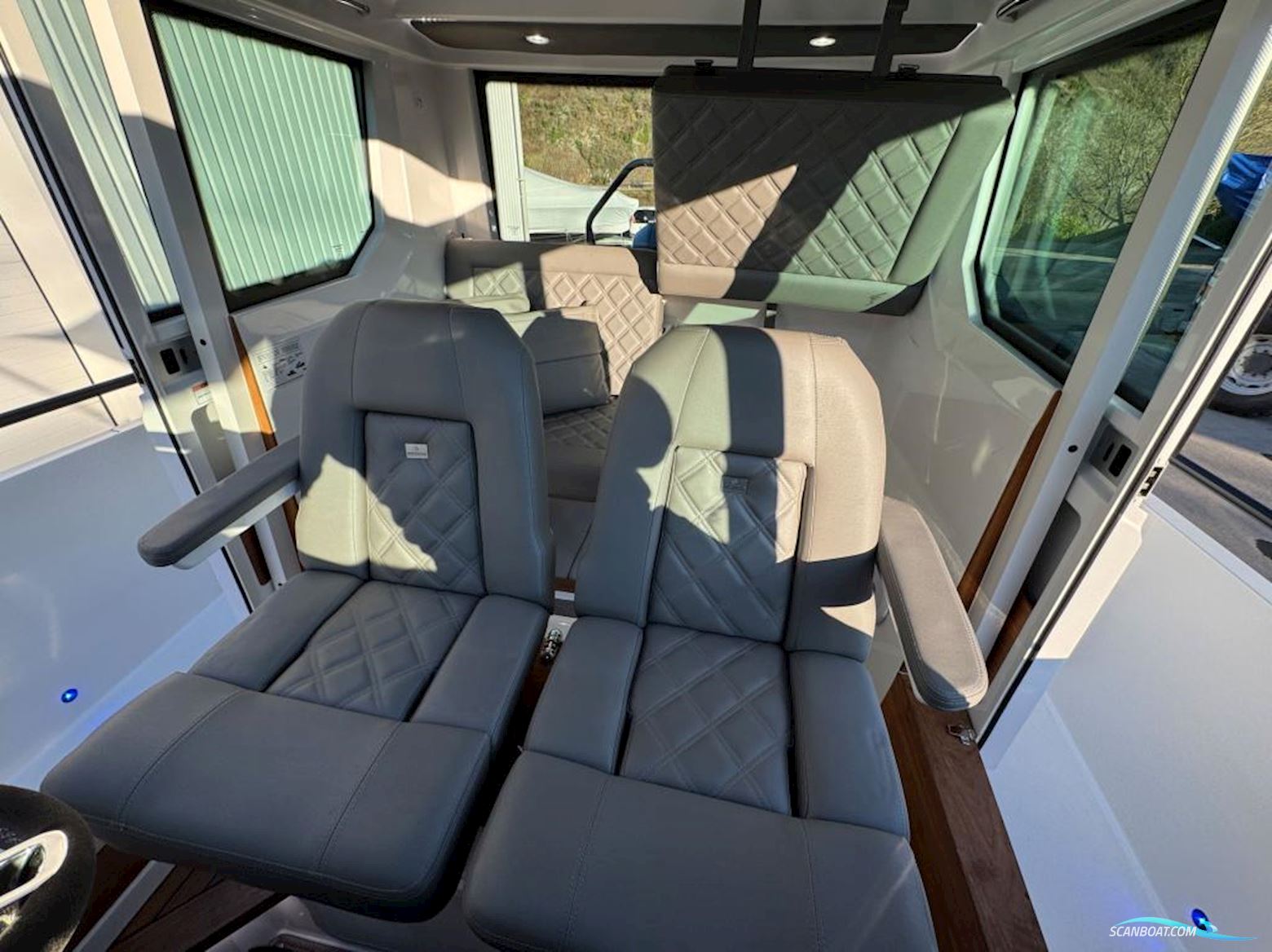 AXOPAR 28 Cabin