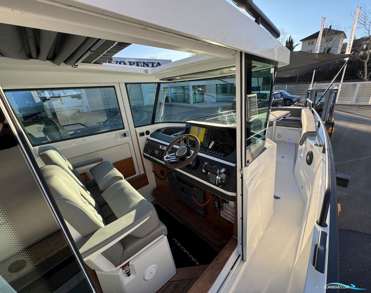 AXOPAR 28 Cabin