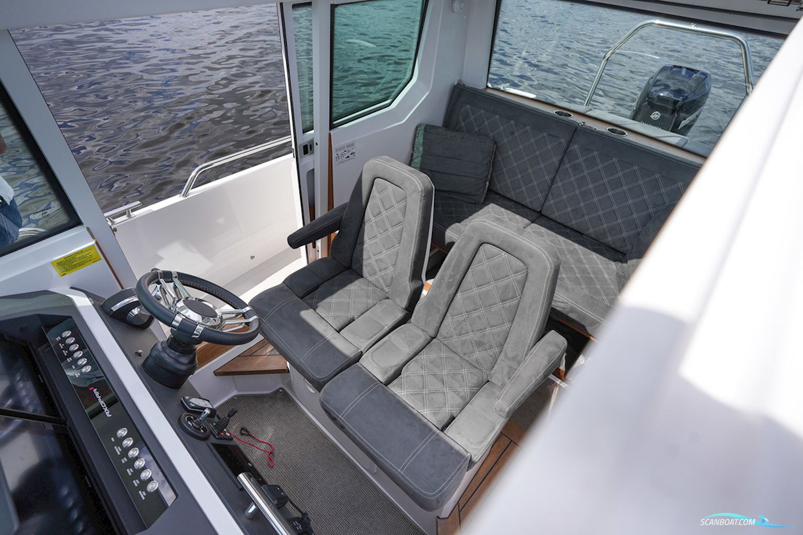 AXOPAR 28 Cabin