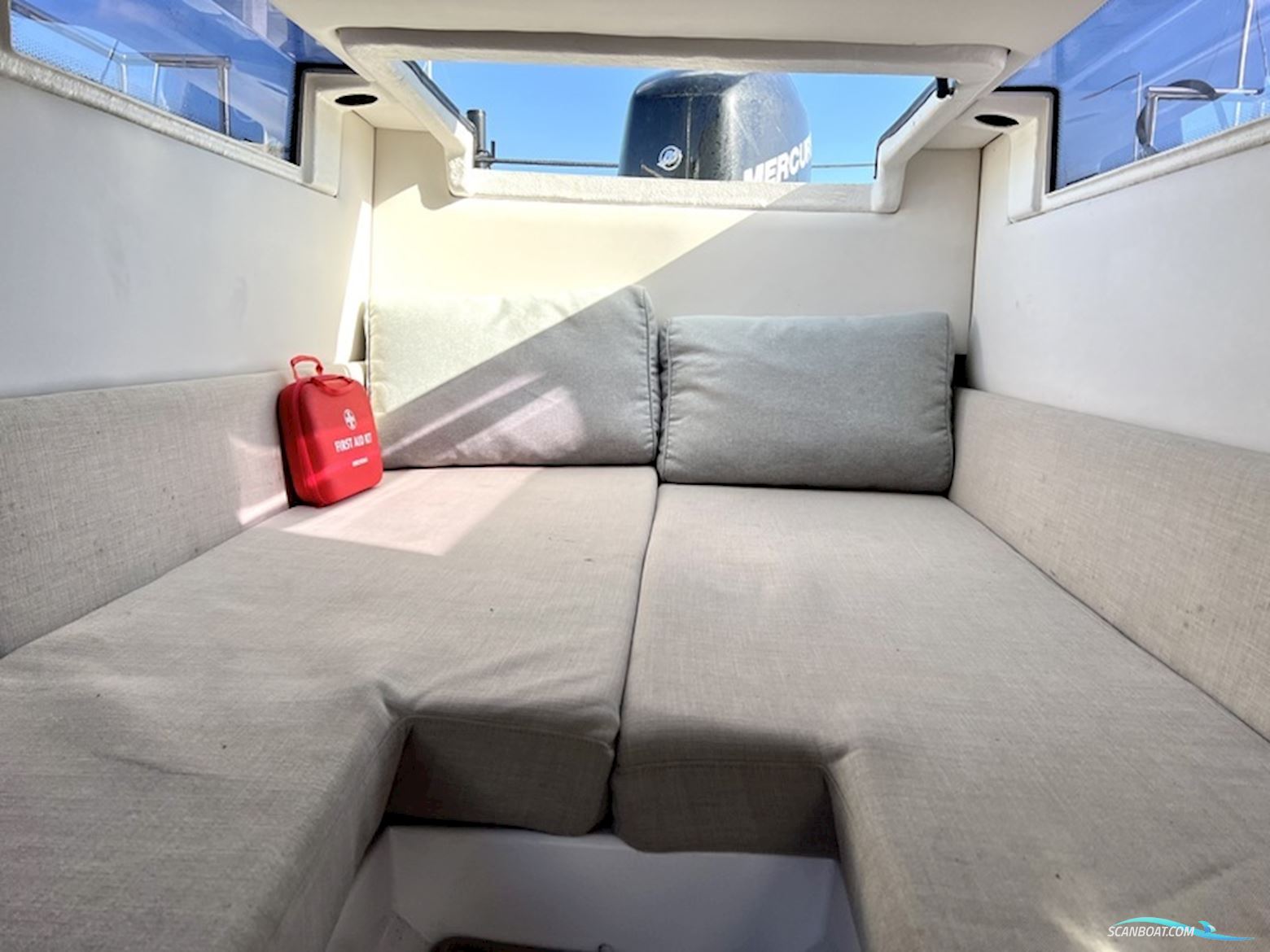 Axopar 28 Cabin