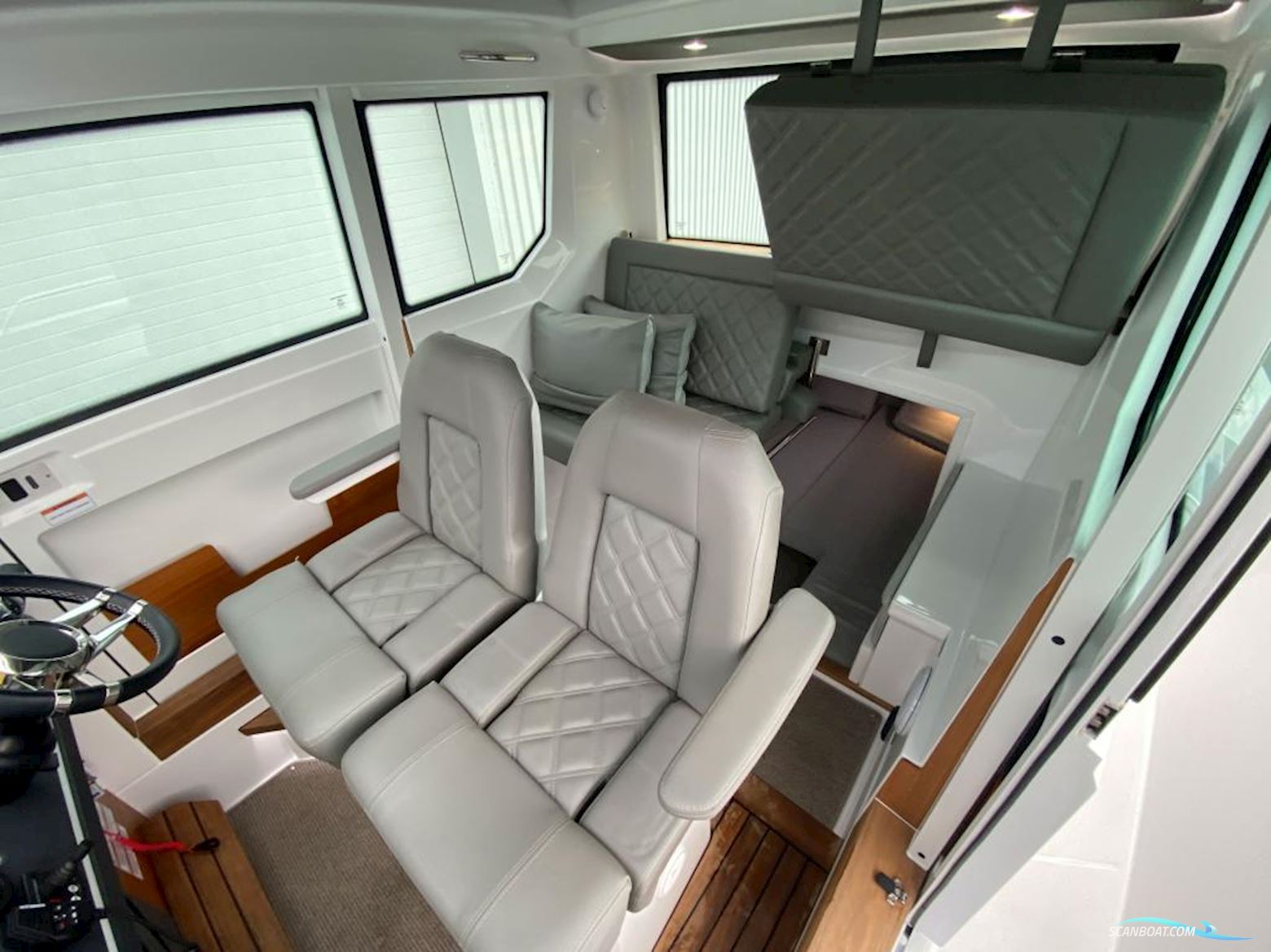 Axopar 28 Cabin