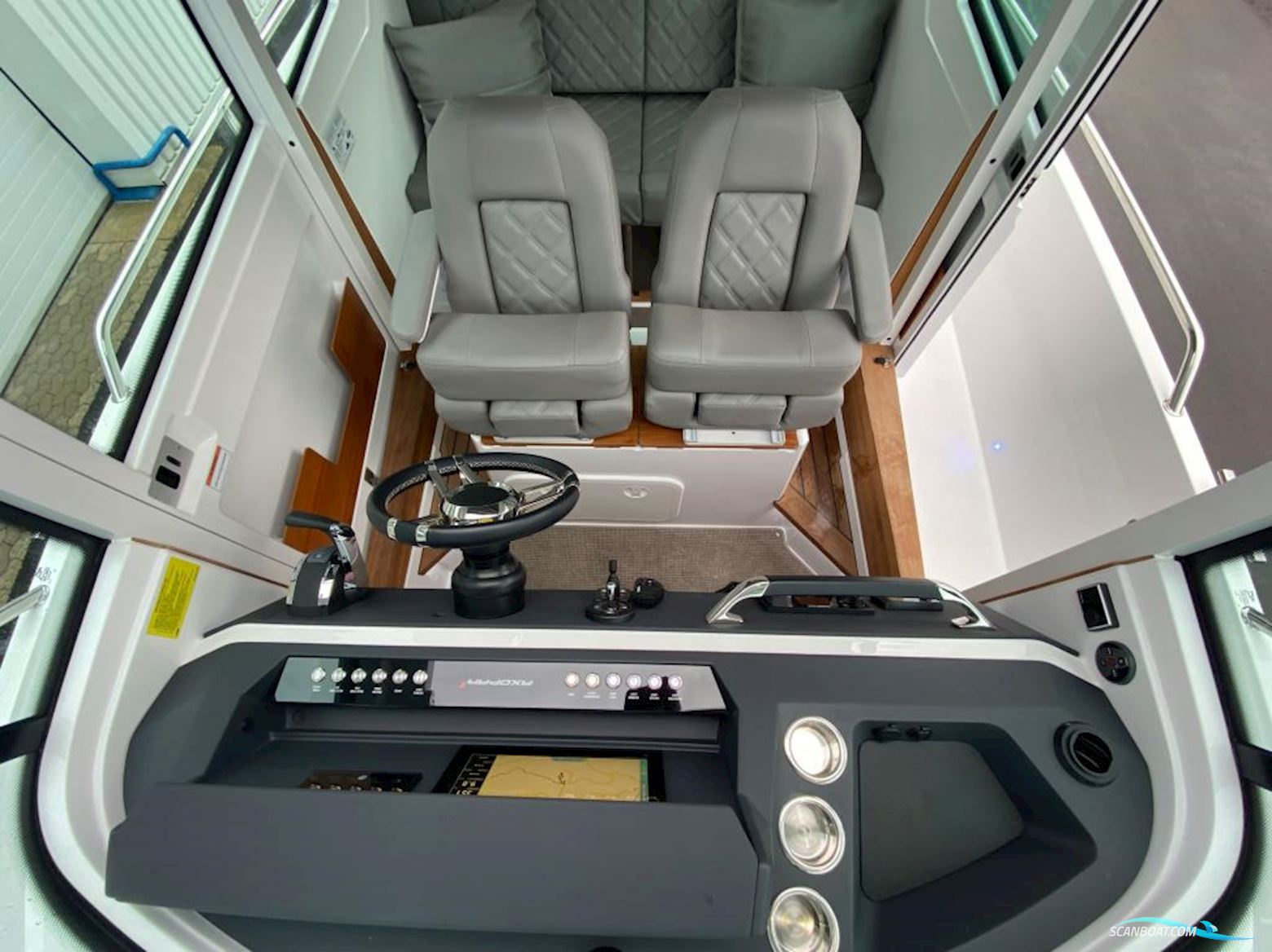 Axopar 28 Cabin