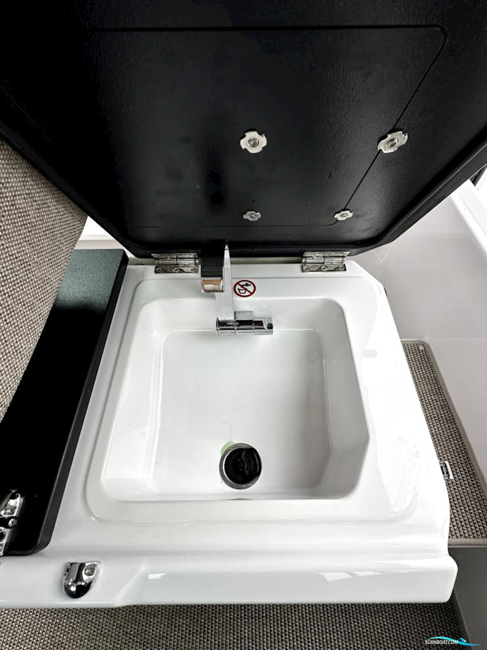 AXOPAR 29 Cross Cabin