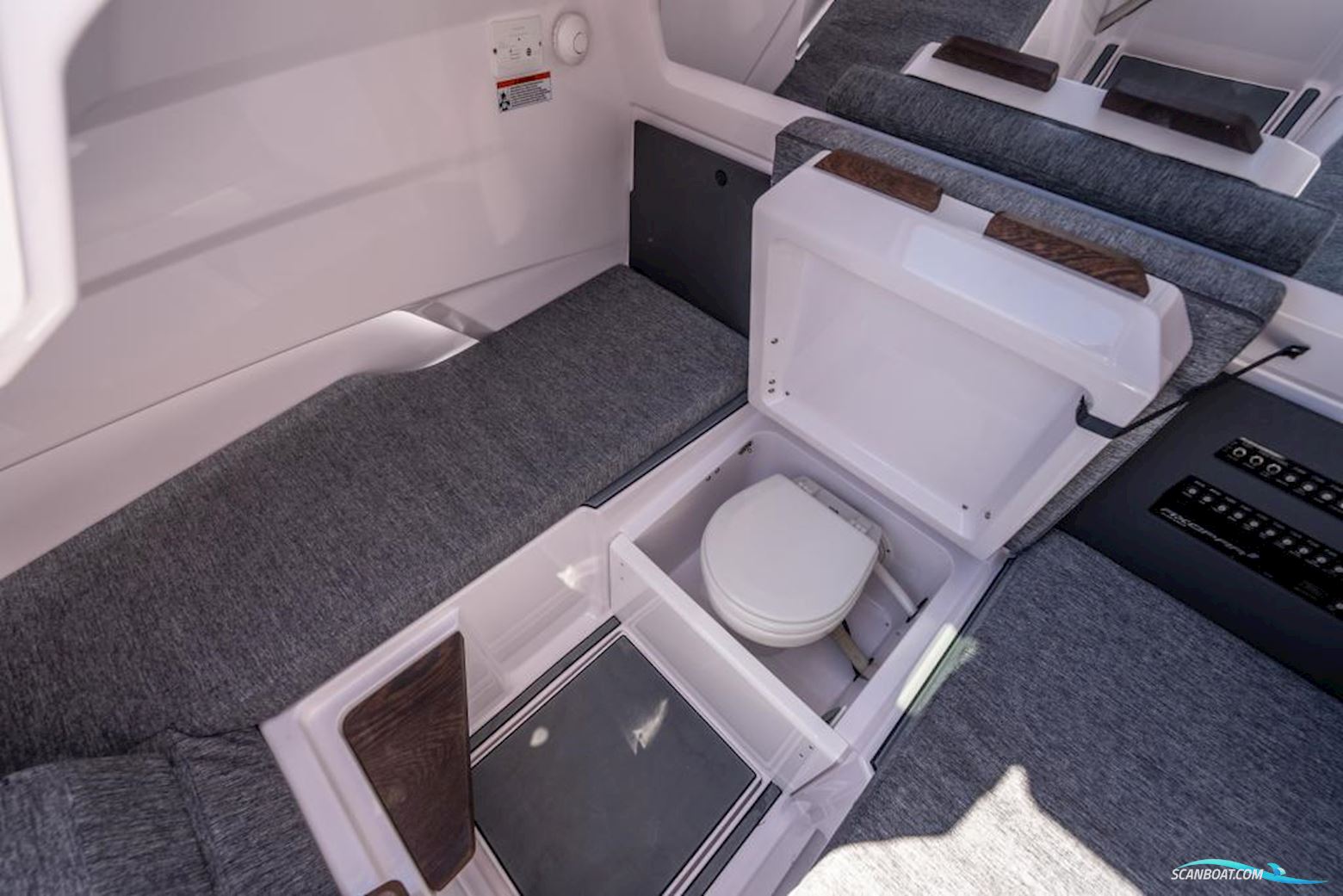 Axopar 29 XC Cross Cabin