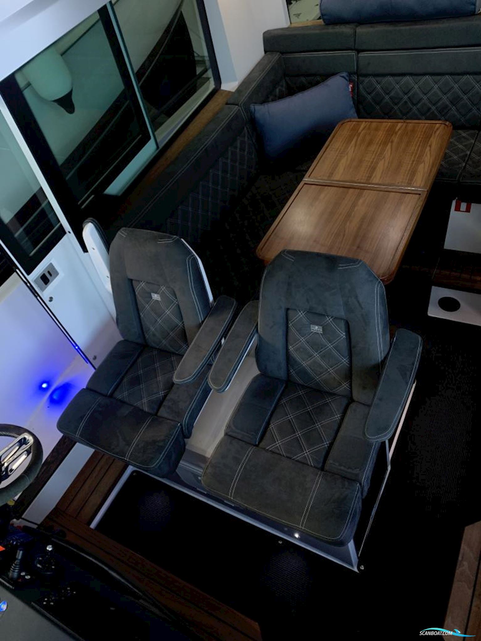 Axopar 37 Cabin - Reserviert